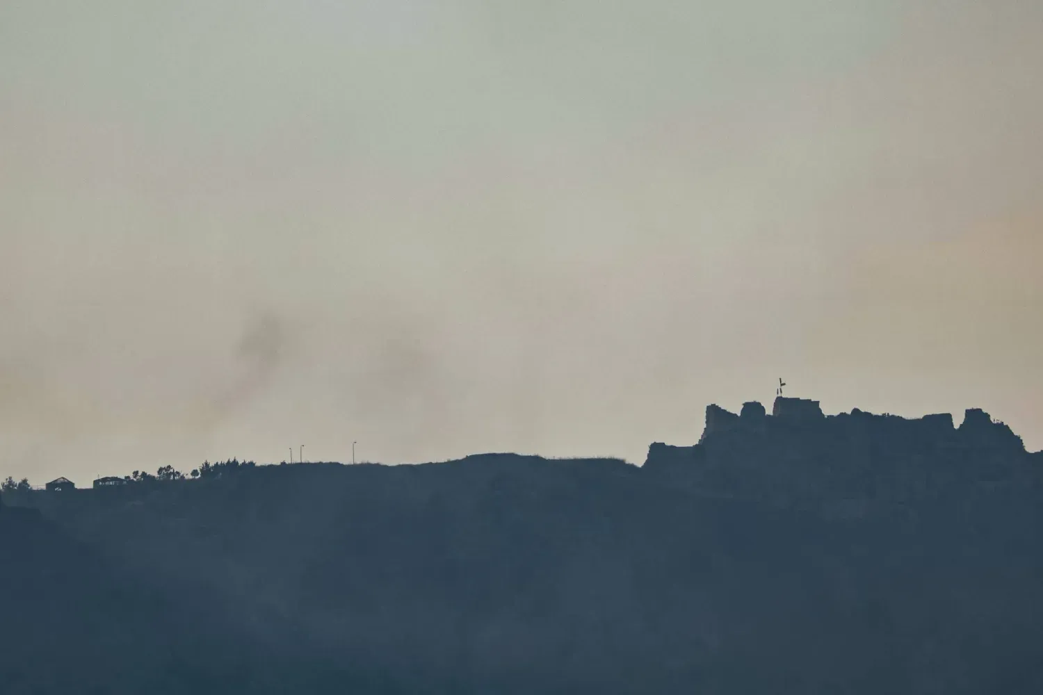İsrail'in Lübnan'ın güneyindeki Şakif (Beaufort) Kalesi yakınlarında düzenlediği bombardımandan çıkan duman (EPA)