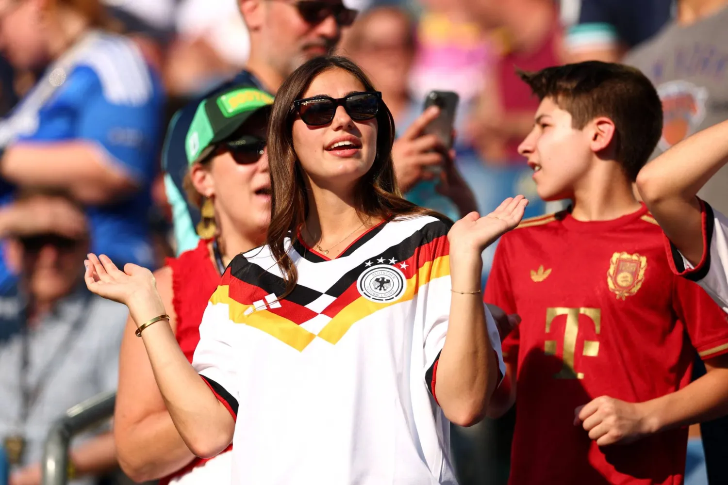 مشجعة لمنتخب ألمانيا تهتف في المدرجات (أ.ف.ب)
