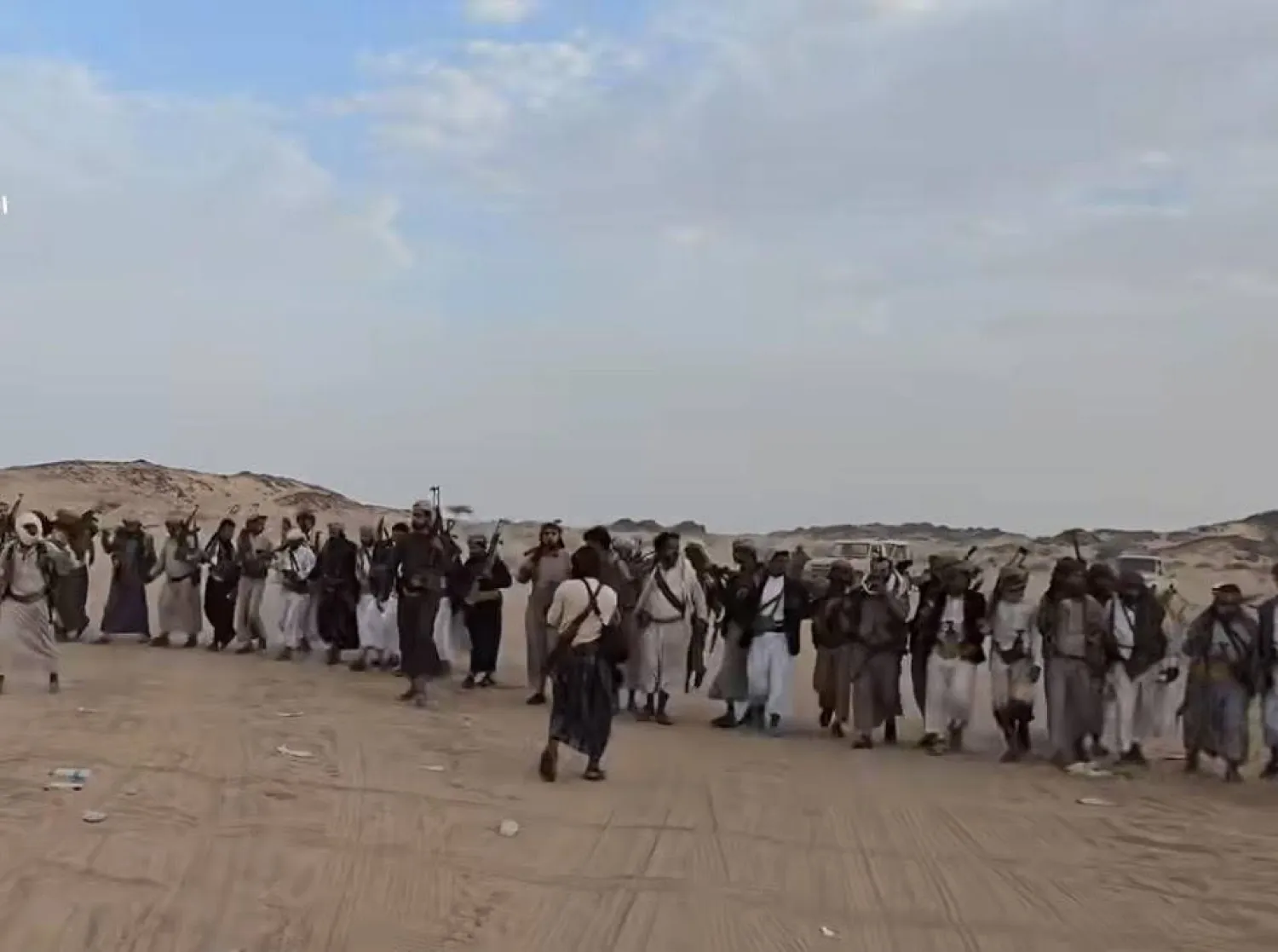 حشود قبلية توافدت إلى منطقة الريان في محافظة الجوف اليمنية لمؤازة زعيم قبلي (إعلام محلي)