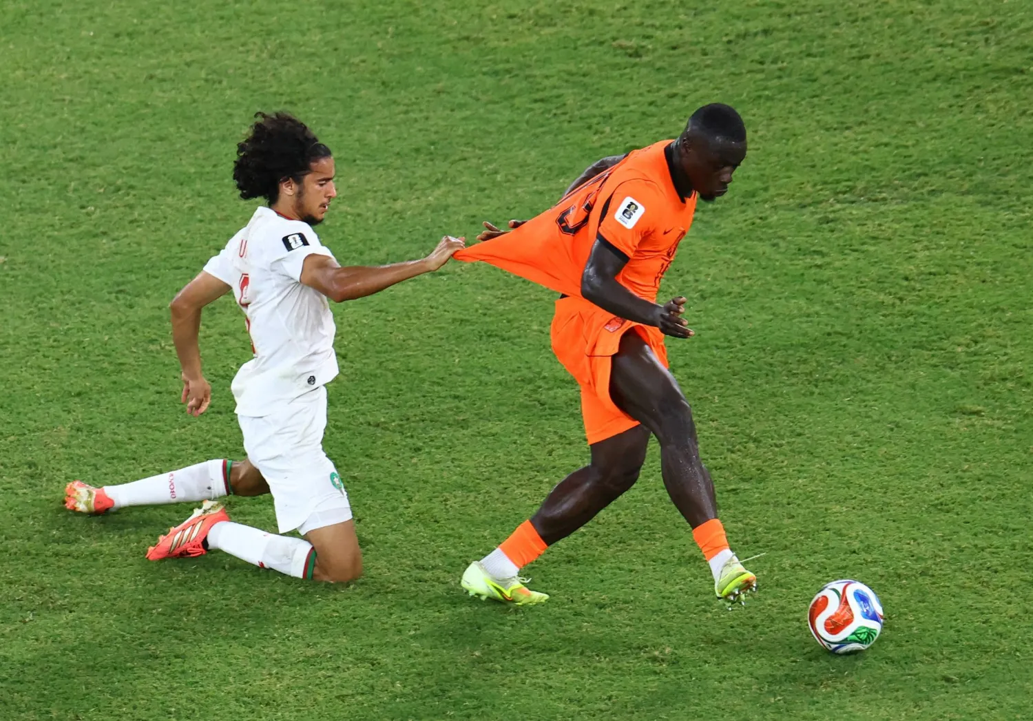  اللاعب الهولندي برايان بروبي في مواجهة مع اللاعب المغربي أيوب بوعدي ( رويترز) 