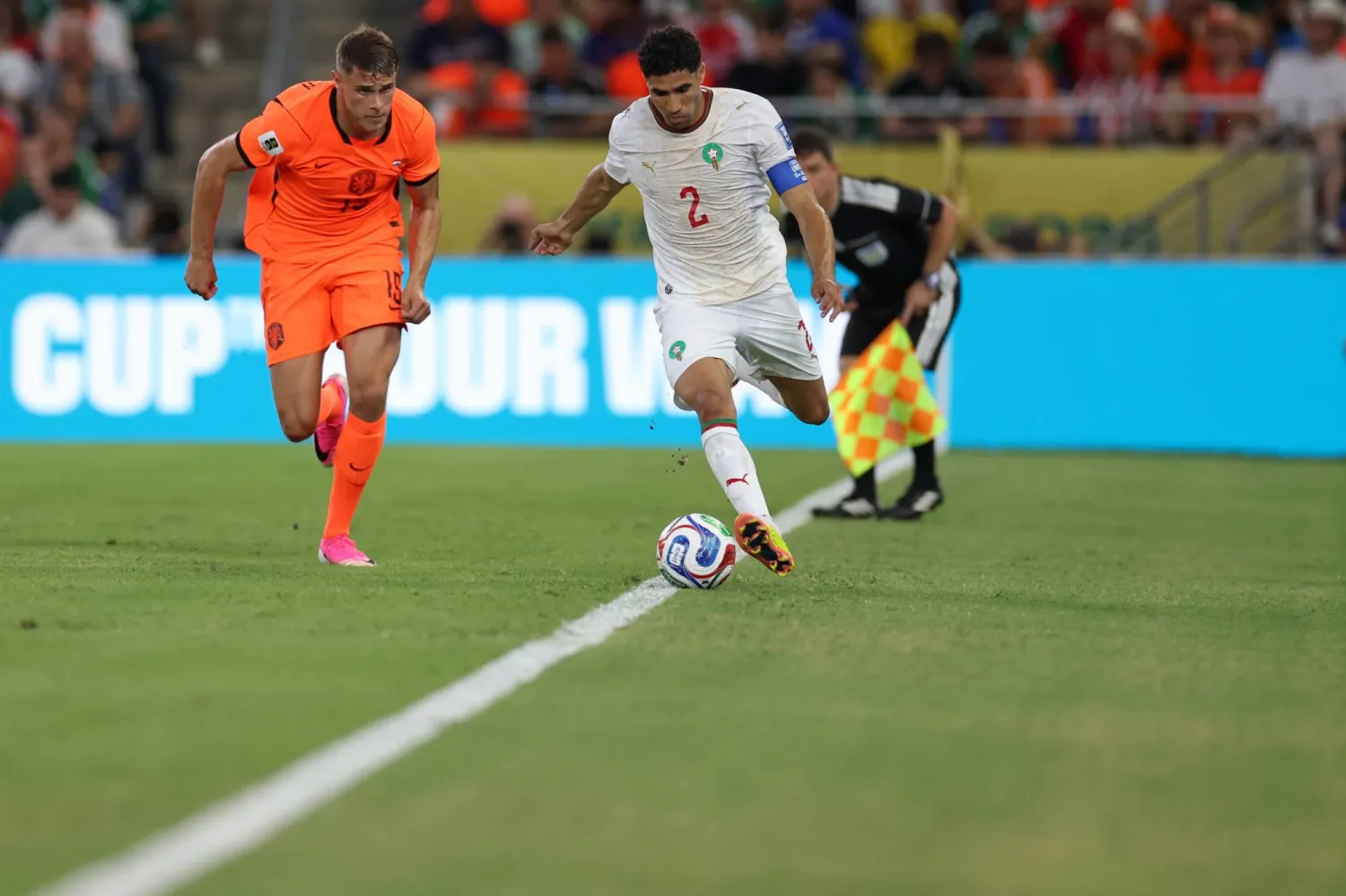 أشرف حكيمي قائد منتخب المغرب بلغ مباراته الـ100 بقميص منتخب المغرب (أ.ب) 