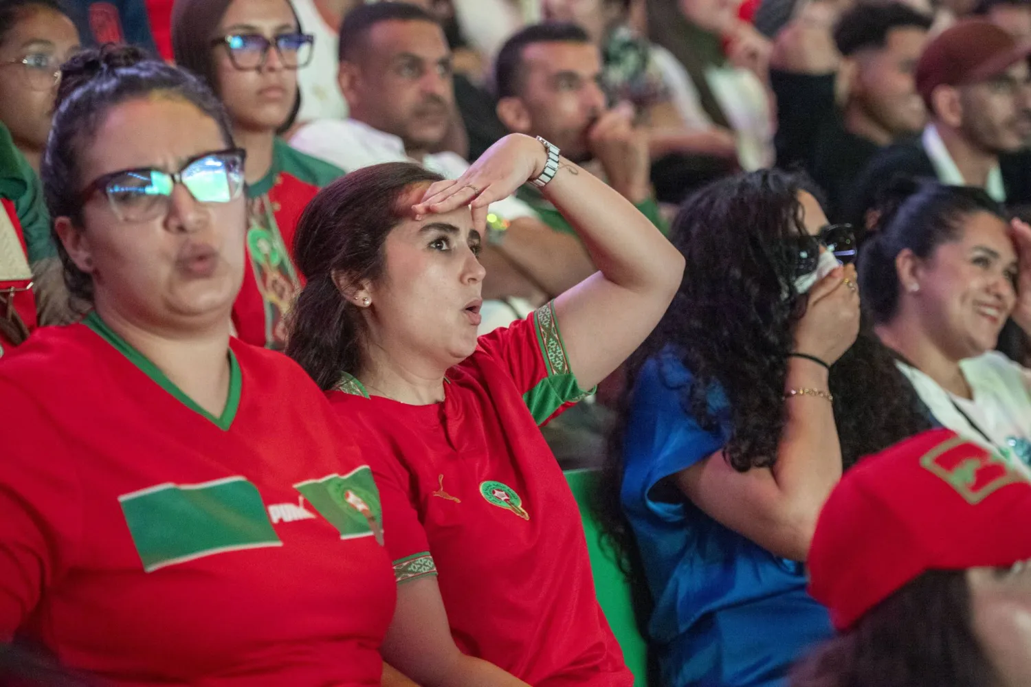 متفرجون يحضرون عرضاً عاماً لمباراة هولندا والمغرب في ملعب مولاي الحسن بالرباط (إ.ب.أ) 