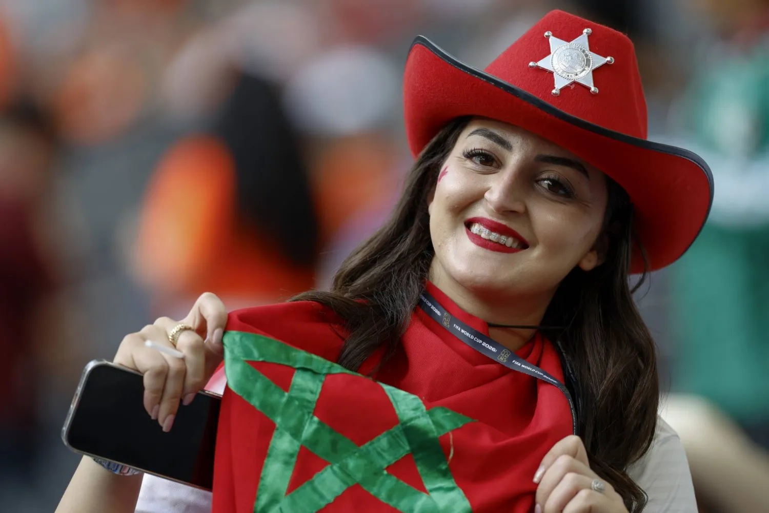مشجعة مغربية ترفع علم بلادها في المدرجات (د.ب.أ) 