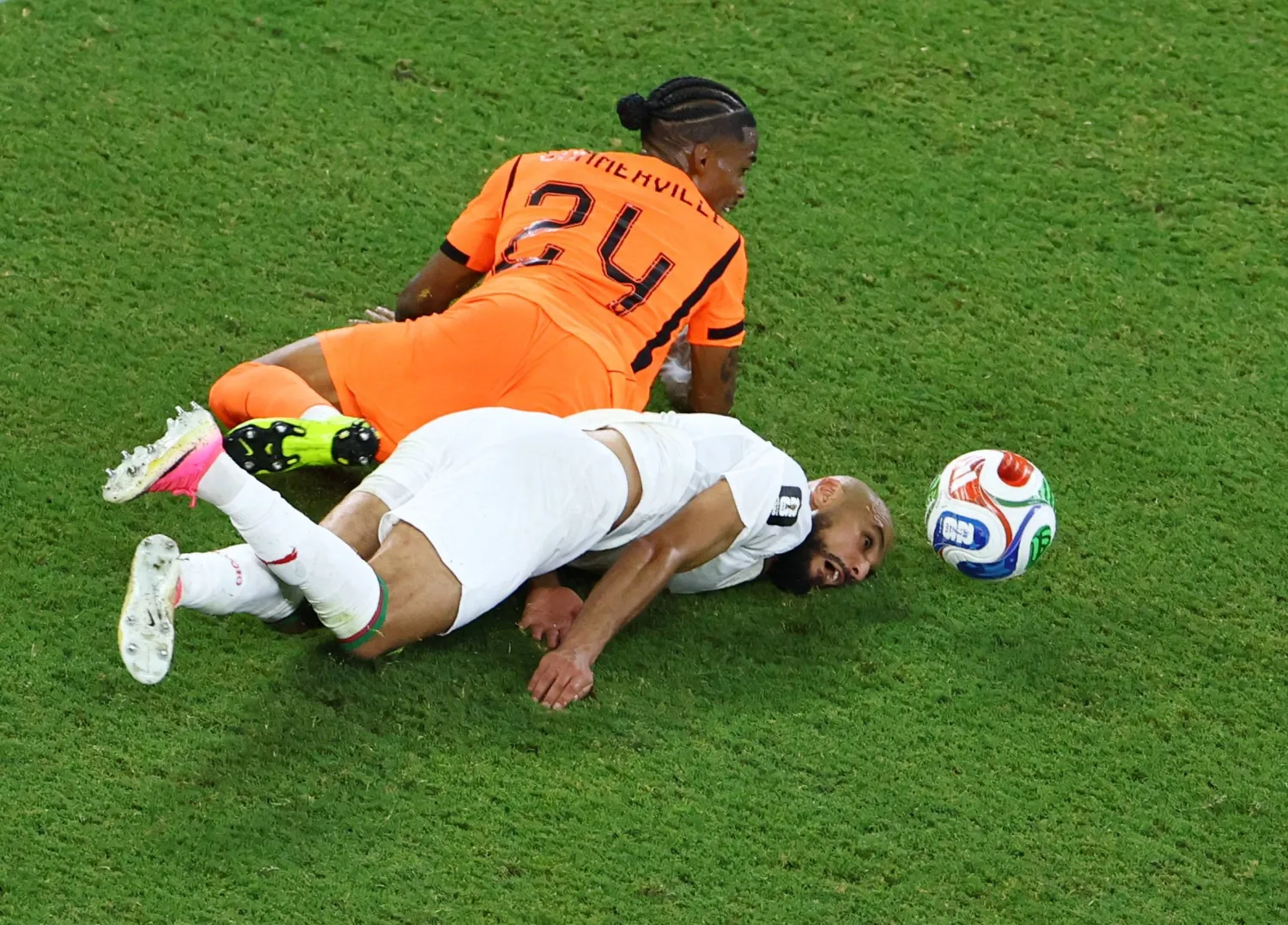 اللاعب الهولندي كريسينسيو سامرفيل في مواجهة مع اللاعب المغربي نصير مزراوي (رويترز) 