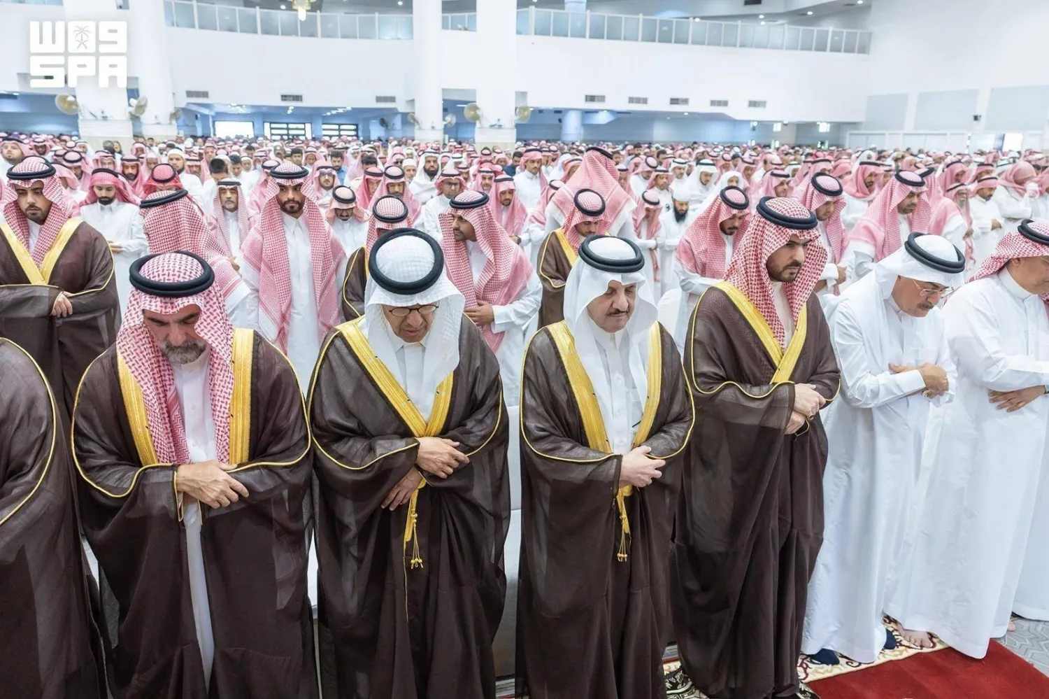 The funeral prayer is performed at the Al-Furqan Mosque in Dammam. (SPA)
