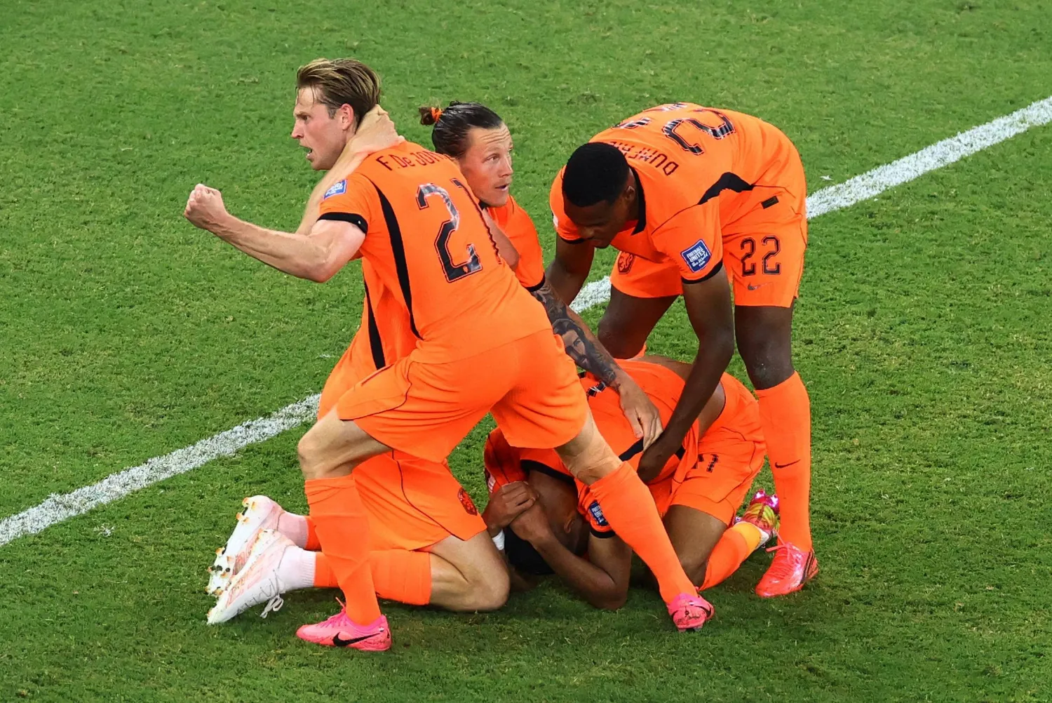 انهمر خاكبو باكياً بعد تسجيله هدف التقدم لمنتخب بلاده (رويترز)