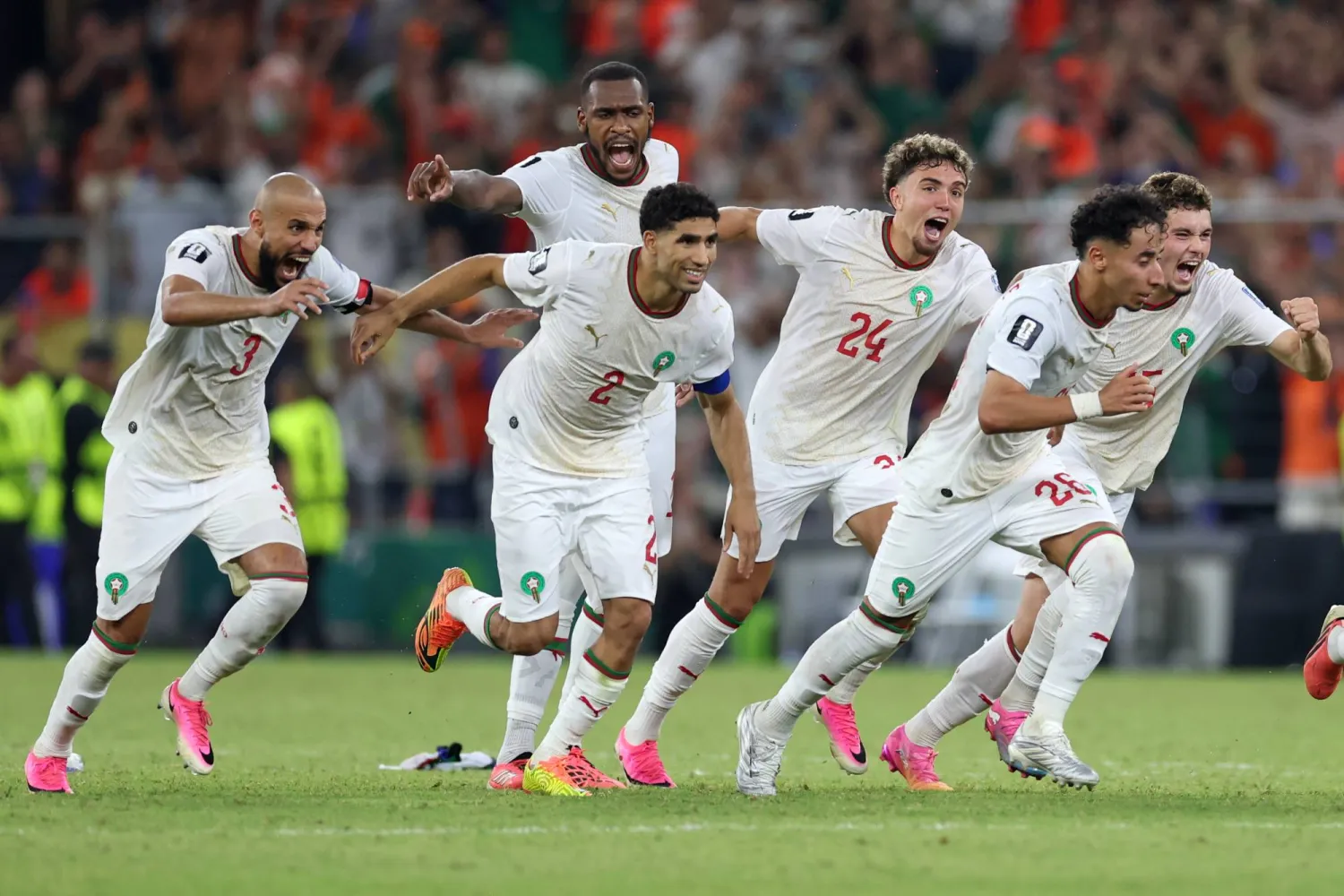 المنتخب المغربي يبدأ احتفالاته بعد الفوز بركلات الترجيح (أ.ب)