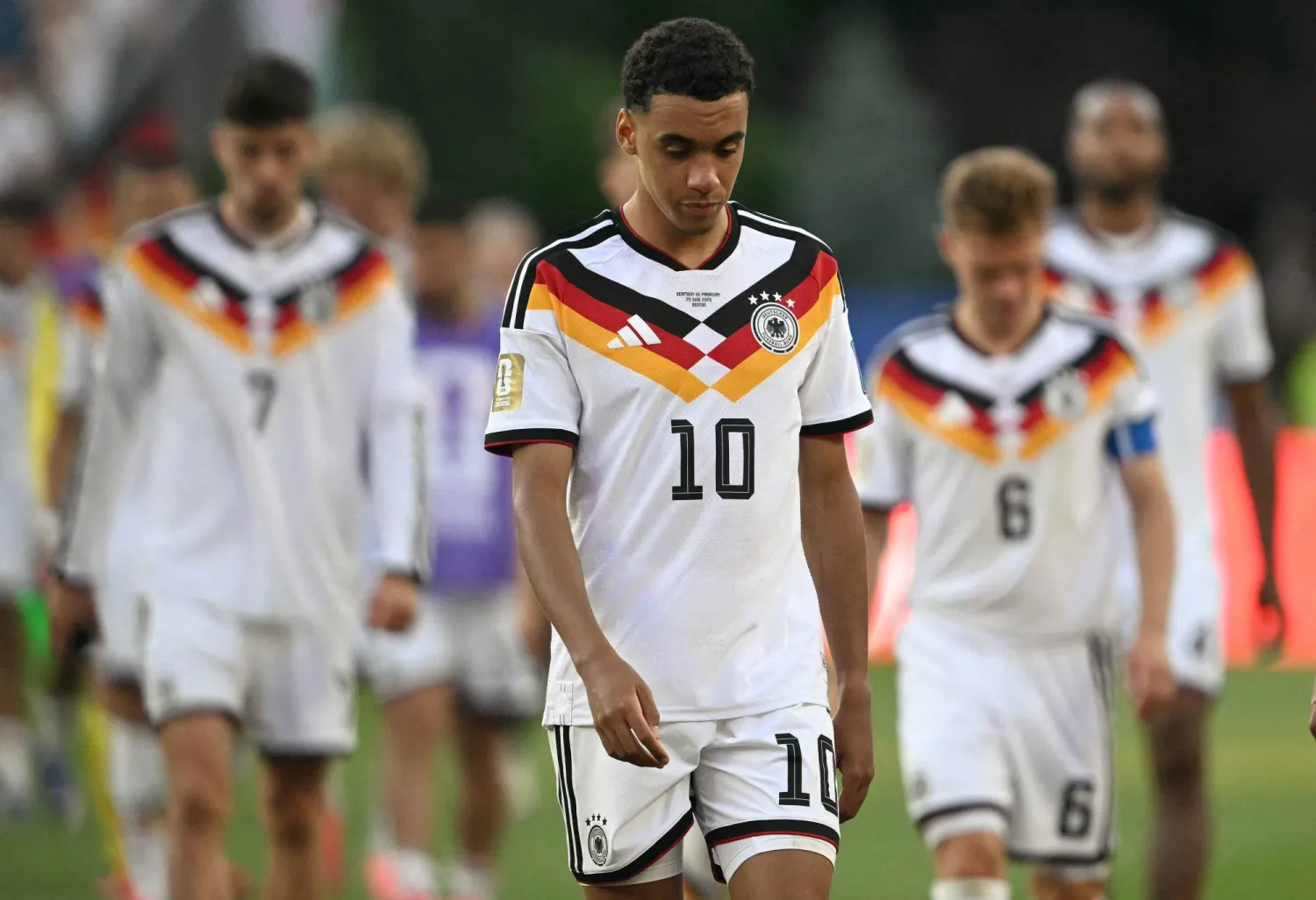 جمال موسيالا يتحسر بعد خسارة ألمانيا بركلات الترجيح أمام باراغواي في كأس العالم (أ.ف.ب)