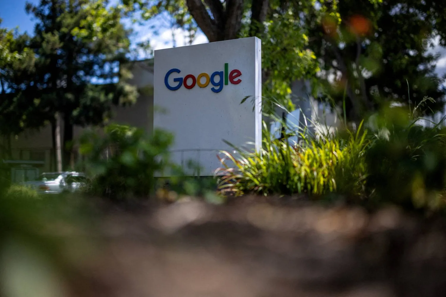 FILE PHOTO: A Google logo is seen at a company research facility in Mountain View, California, US, May 13, 2025. REUTERS/Carlos Barria/File Photo