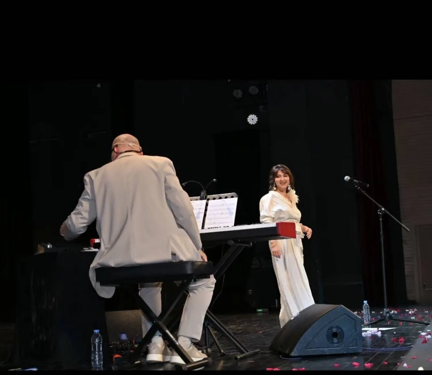 مع زوجها هاني سبليني الذي يرافقها في حفلاتها (أميمة الخليل)