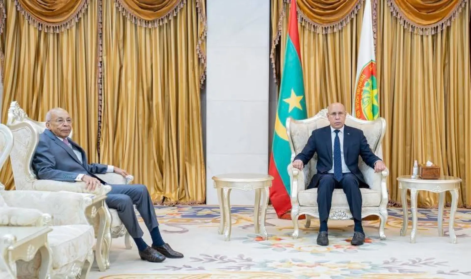 من لقاء الرئيس الموريتاني مع منسق الحوار الوطني الذي سلمه تقريراً حول التحضير للحوار (الرئاسة الموريتانية)