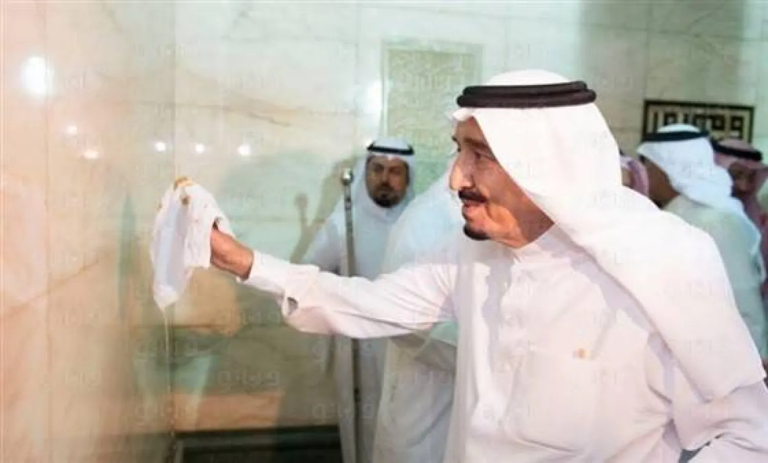 خادم الحرمين الشريفين يقوم بغسل جدار الكعبة المشرفة في مناسبة سابقة (واس)