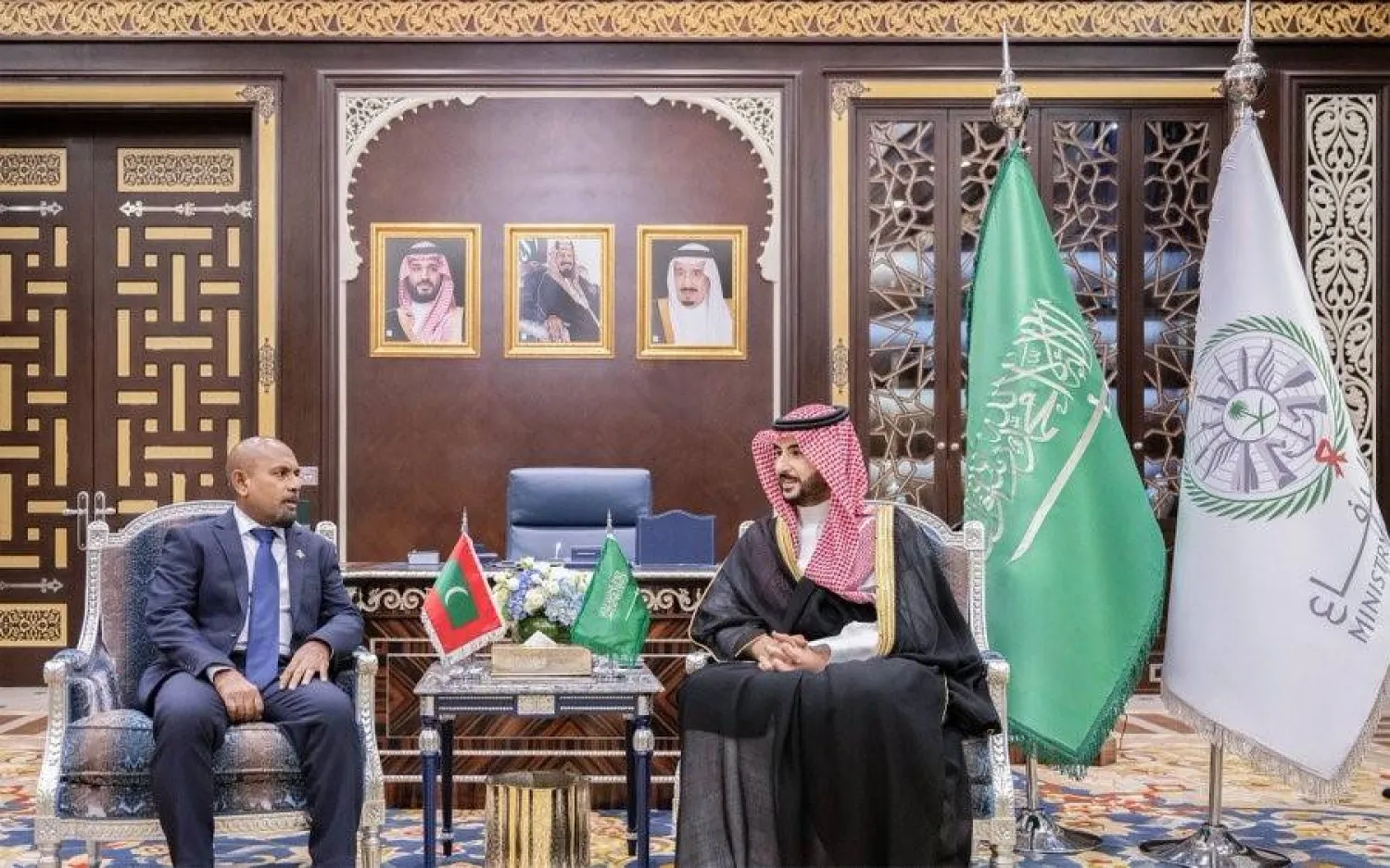وزير الدفاع السعودي خلال مباحثاته مع نظيره المالديفي (وزارة الدفاع السعودية)