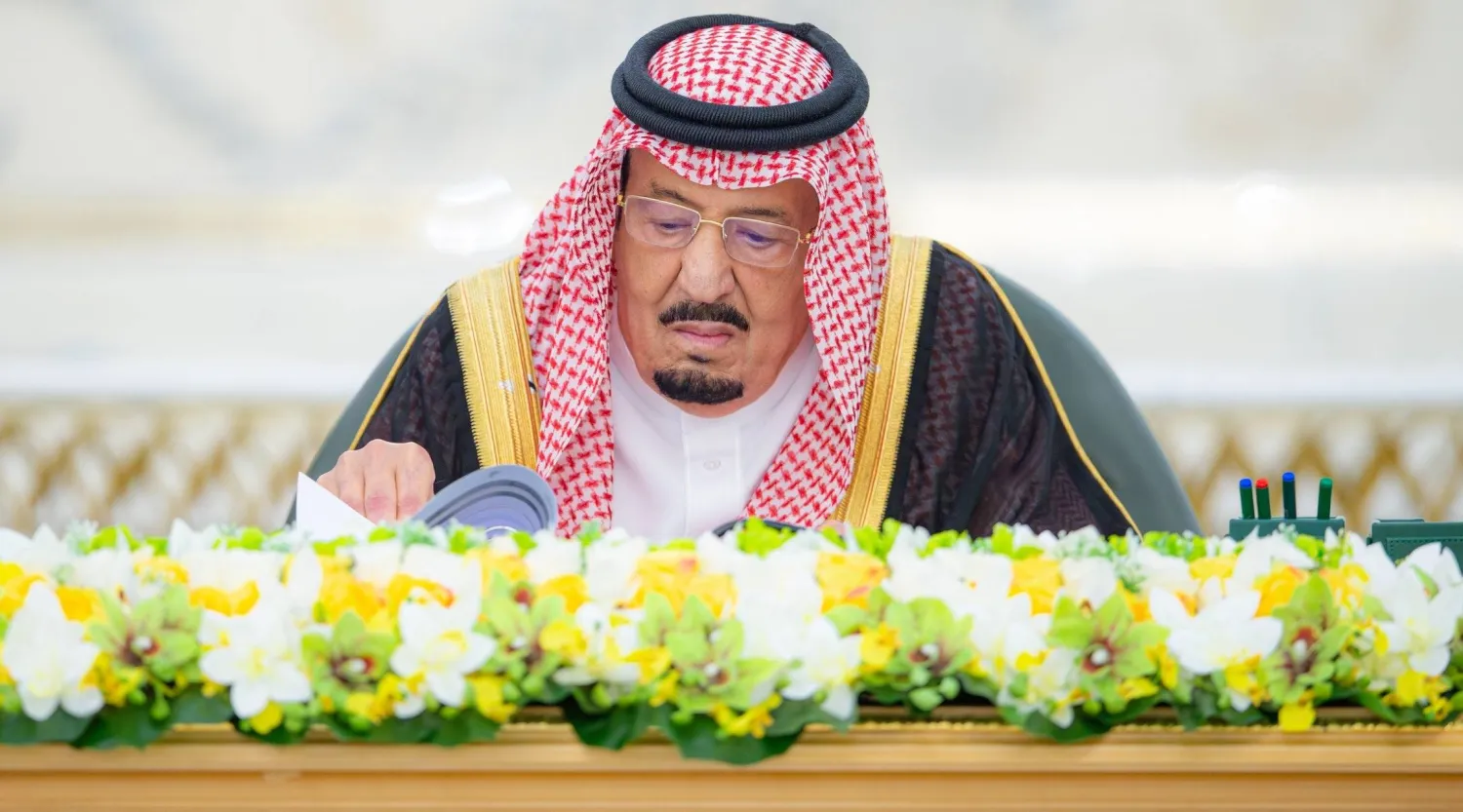 خادم الحرمين الشريفين الملك سلمان بن عبد العزيز لدى ترؤسه جلسة مجلس الوزراء السعودي في جدة (واس)