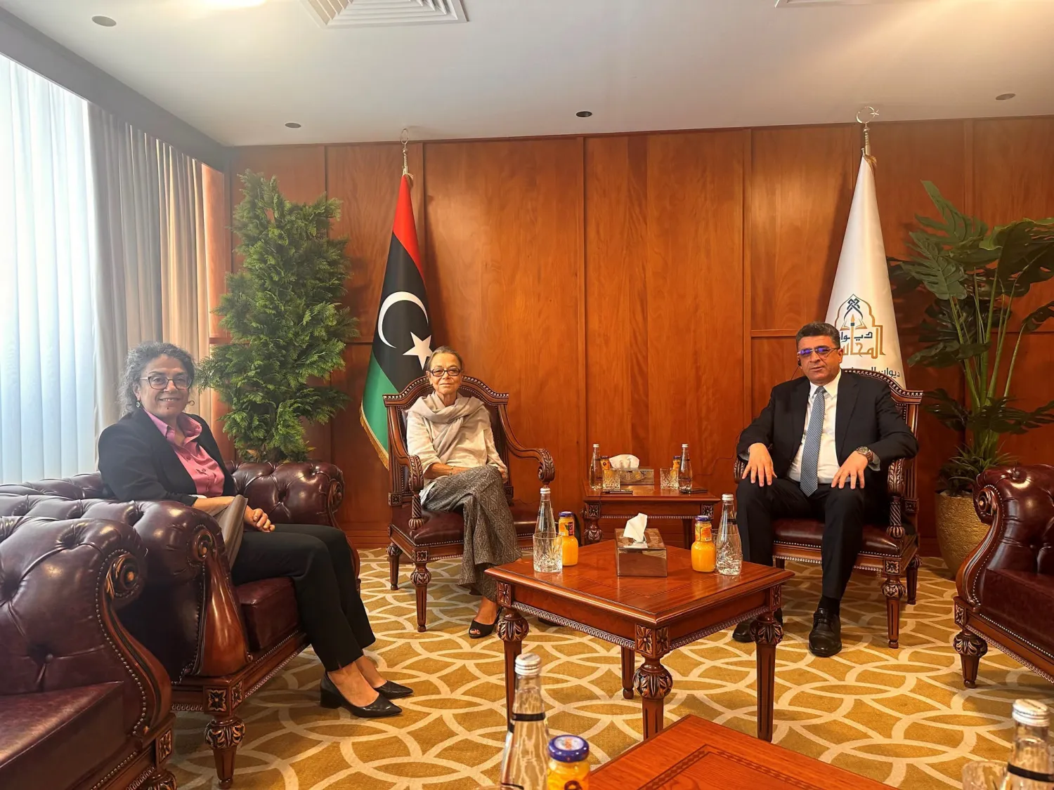 نائبتا المبعوثة الأممية ستيفاني خوري وأولريكا ريتشاردسون خلال لقاء مع رئيس ديوان المحاسبة خالد شكشك في طرابلس الاثنين (البعثة الأممية)