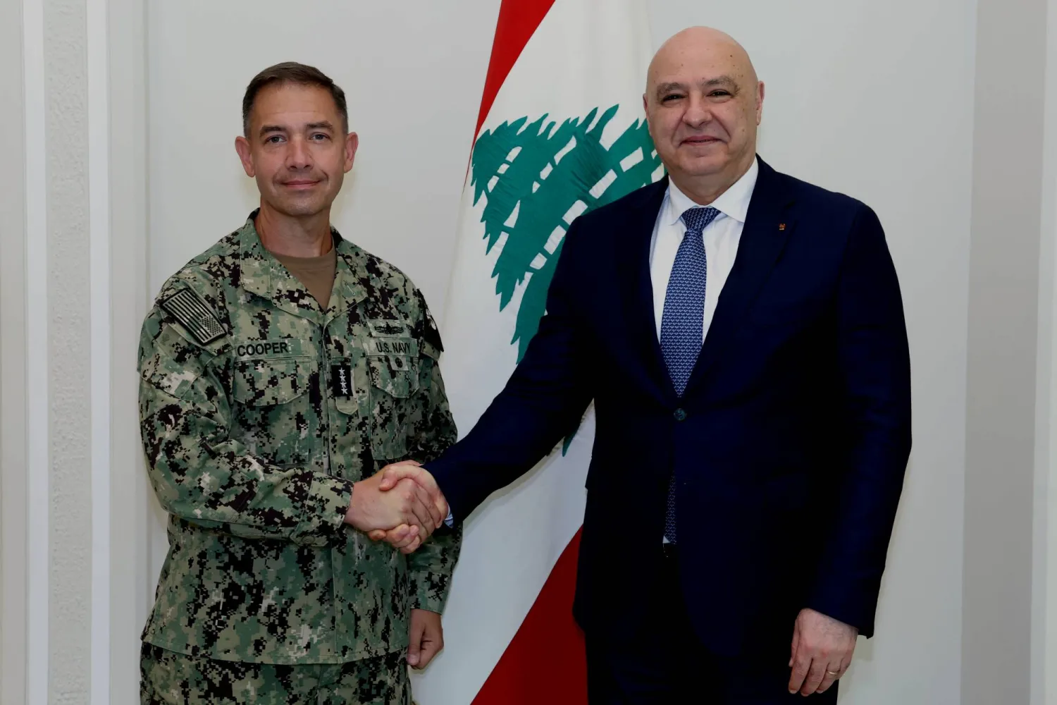 الرئيس اللبناني جوزيف عون يستقبل قائد المنطقة الوسطى في الجيش الأميركي الأدميرال براد كوبر في القصر الرئاسي في بيروت (أ.ب)