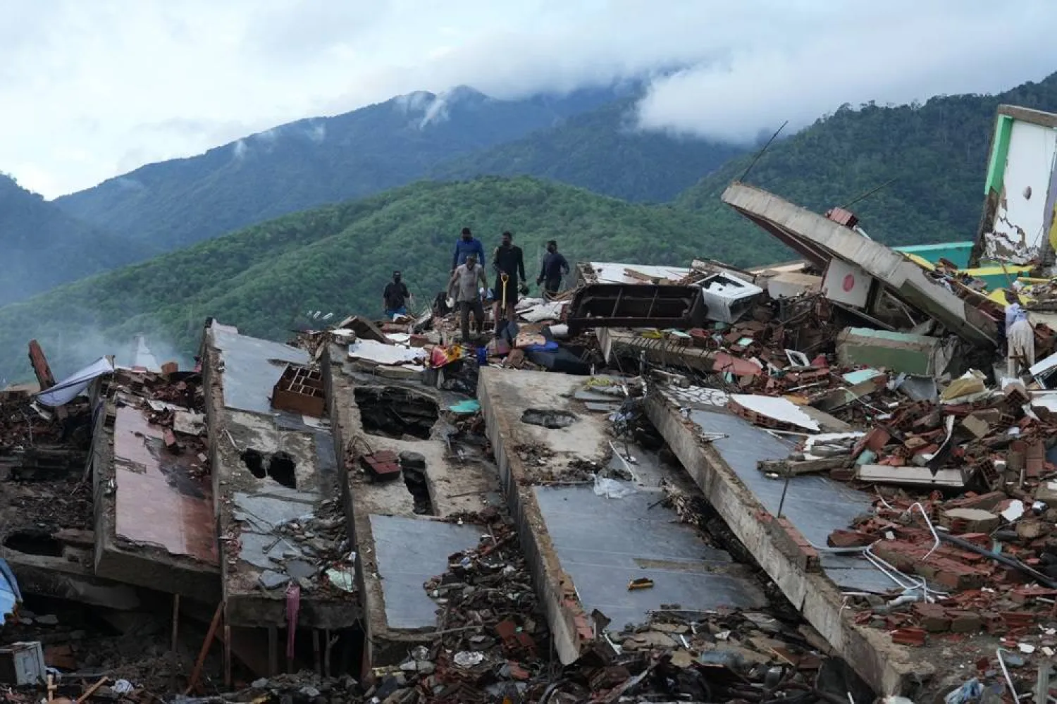 Residents search through the rubble of a building that collapsed in the earthquakes in La Guaira, Venezuela, Tuesday, June 30, 2026. (AP) 