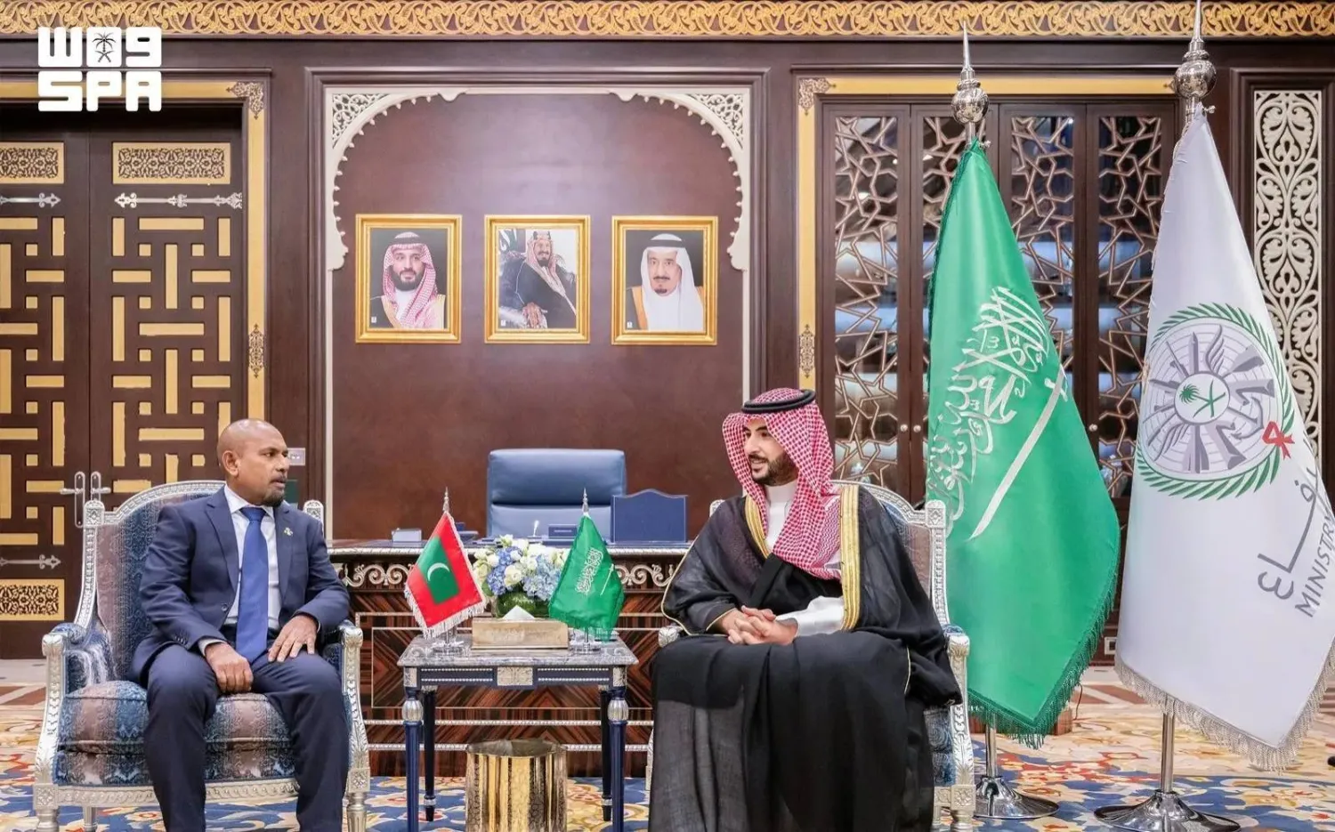 Saudi Minister of Defense Prince Khalid bin Salman bin Abdulaziz and his counterpart from the Maldives Hassan Rasheed meet in Jeddah on Tuesday. (SPA)
