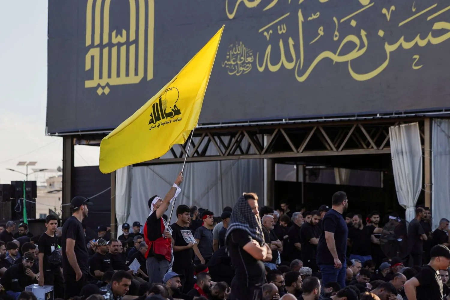 مناصرون لـ«حزب الله» يشاركون في إحياء ذكرى عاشوراء بالضاحية الجنوبية لبيروت يوم الجمعة الماضي (رويترز)