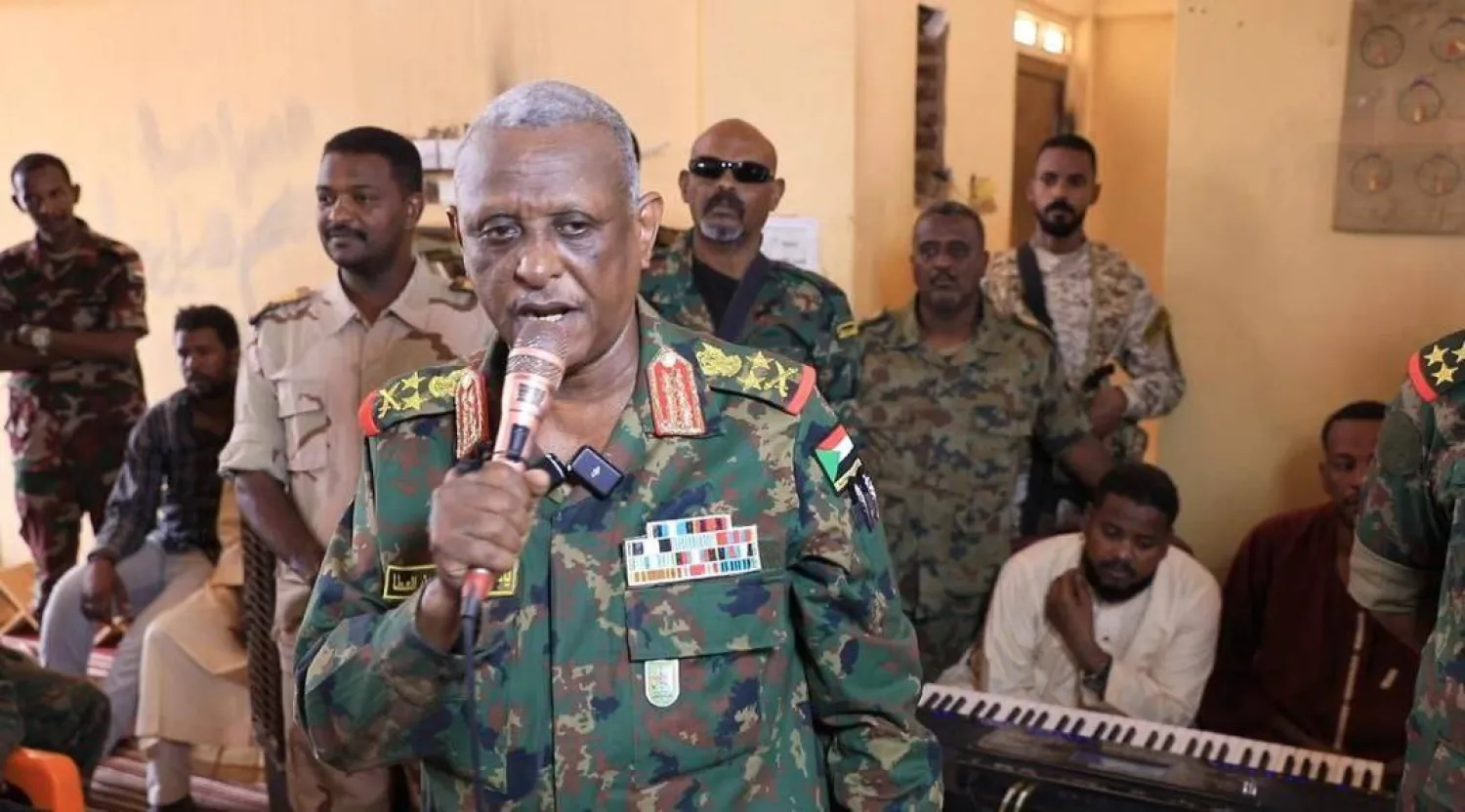 الفريق العطا رئيس هيئة أركان الجيش السوداني متحدثاً في قاعدة وادي سيدنا (مجلس السيادة على تلغرام)