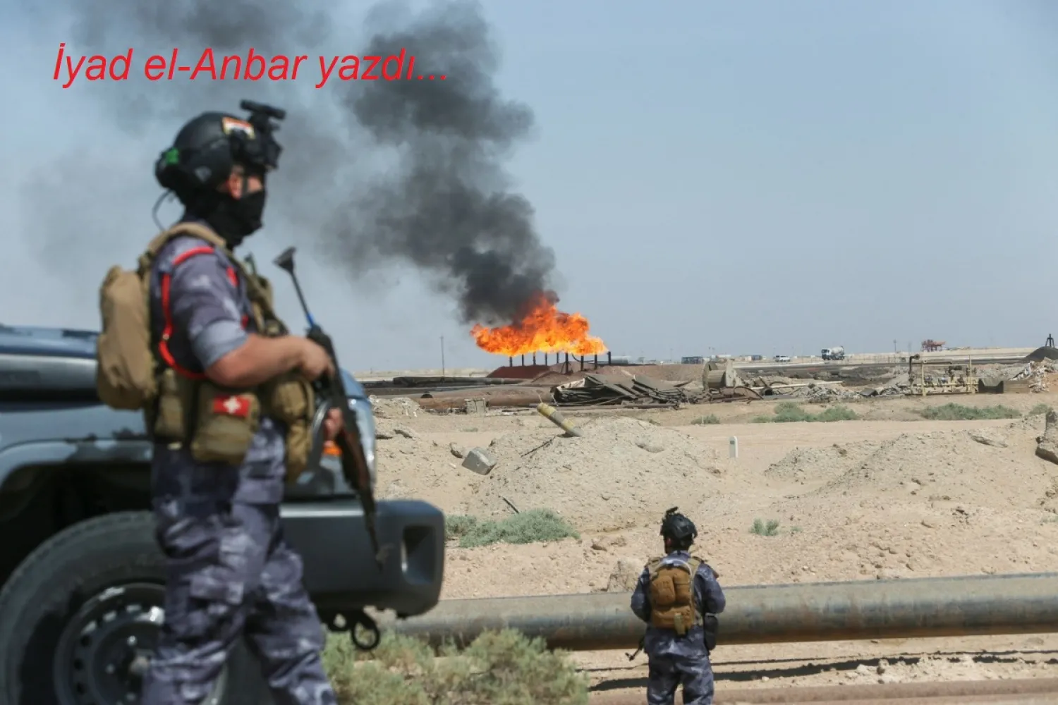 Irak'ın Basra kentindeki Rumeyle petrol sahasında, Irak Enerji Polisi'nin silahlı devriyesi sırasında görülen gaz alevleri, 8 Haziran 2026