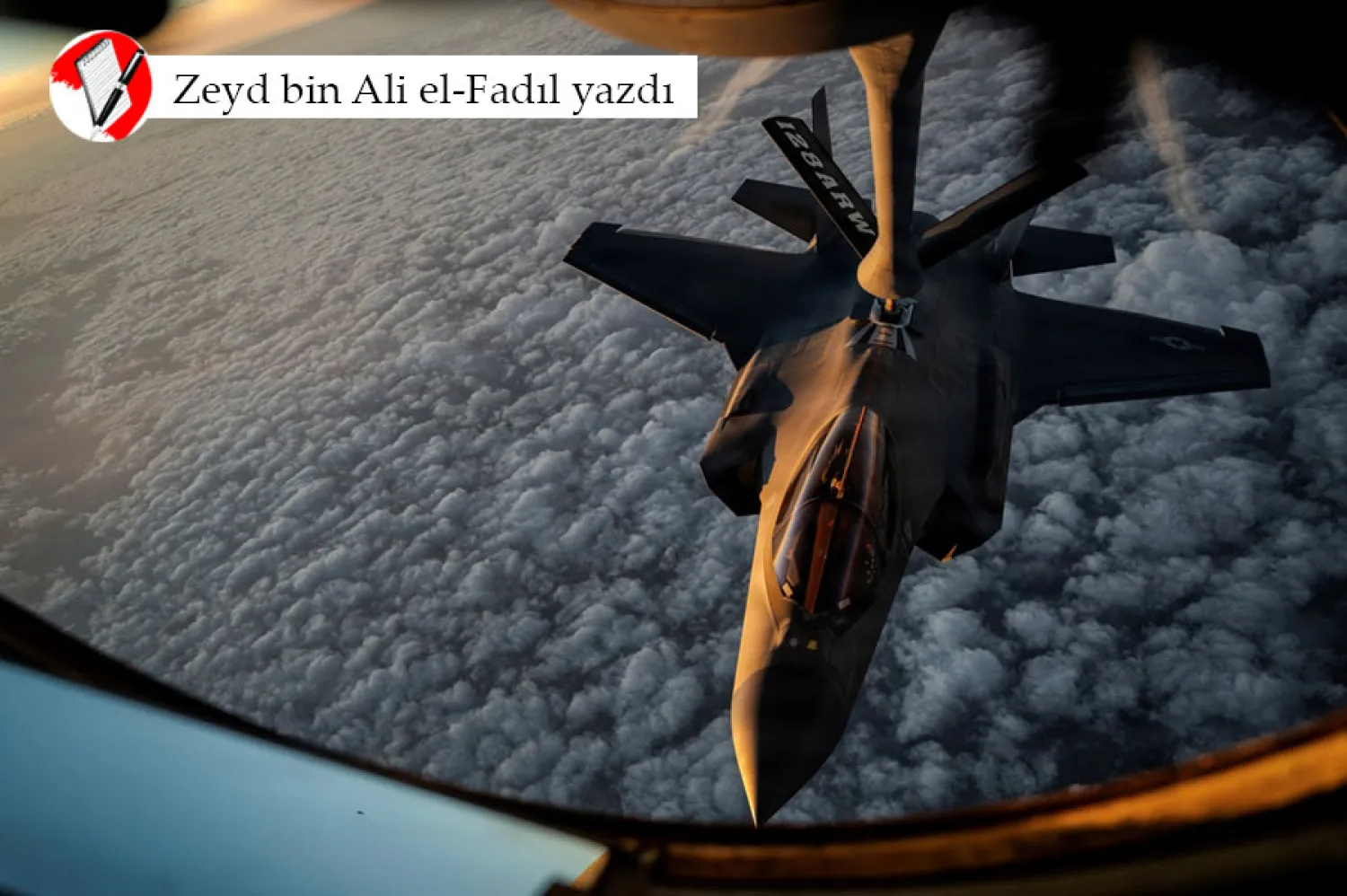 ABD Hava Kuvvetleri'ne ait bir KC-135 Stratotanker yakıt ikmali uçağı, açıklanmayan bir konumda İran'ı hedef alan Destansı Öfke Operasyonu sırasında bir F-35A Lightning II savaş uçağına yakıt ikmali yaparken, 5 Nisan 2026 (Reuters)