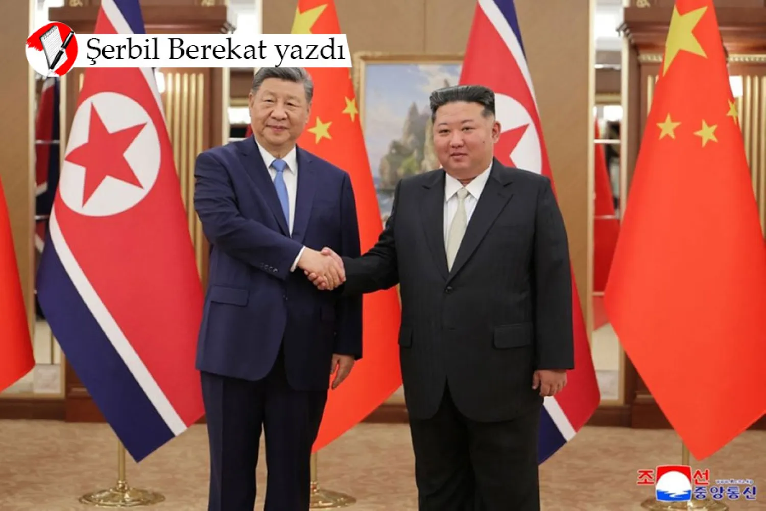 Çin Devlet Başkanı Şi Cinping Kuzey Kore'ye yaptığı nadir ziyaret sırasında Kuzey Kore lideri Kim Jong-un (sağda) ile tokalaşırken, 8 Haziran 2026 (AFP)