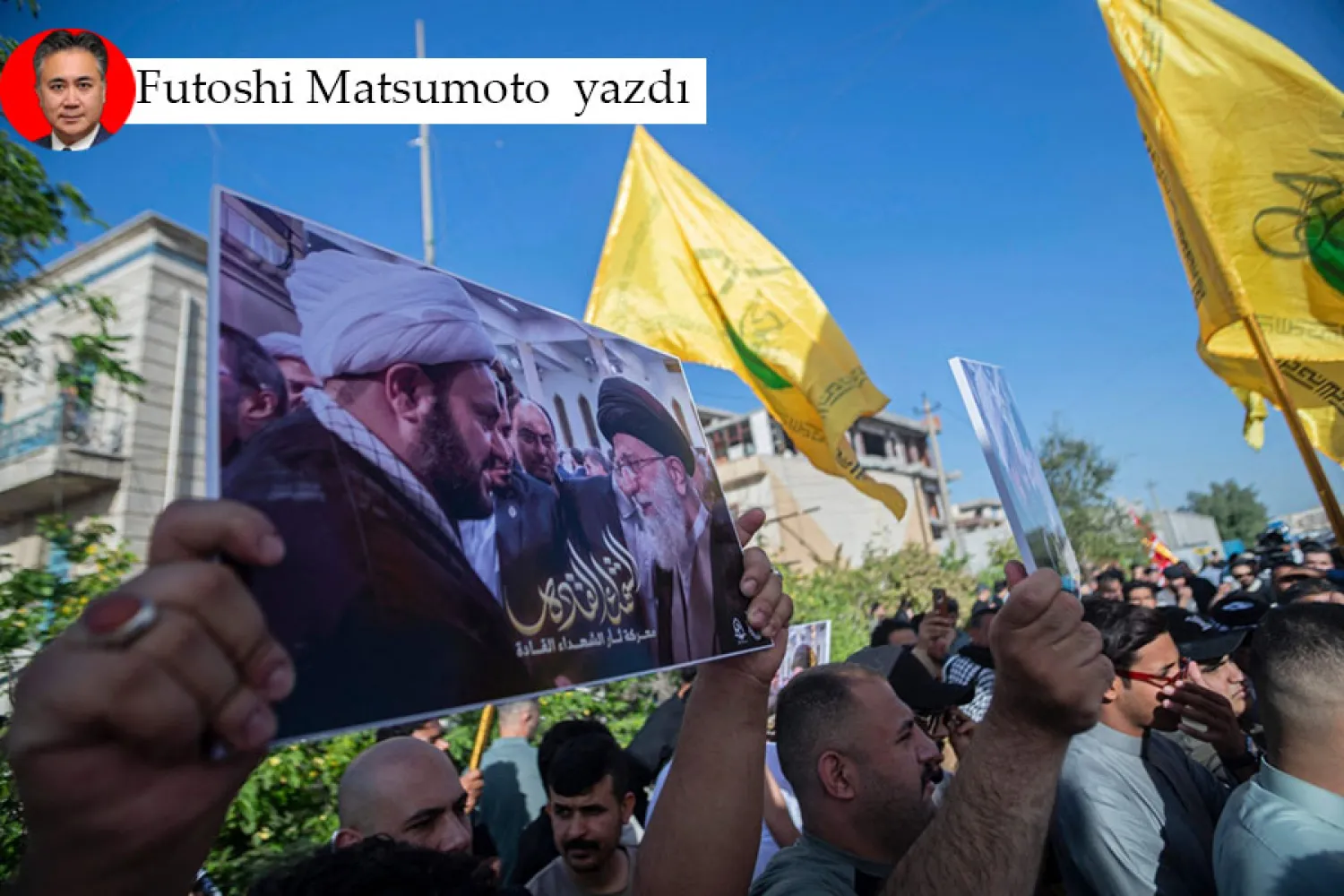 Irak’ın başkenti Bağdat'ta düzenlenen Ekrem el-Kaabi ile dayanışma gösterisinde İran Dini Lideri Ali Hamaney ile İran yanlısı silahlı grup Nuceba Hareketi Genel Sekreteri Ekrem el-Kaabi'nin fotoğraflarının yer aldığı pankartı taşıyan bir kişi, 8 Mayıs 2026 (Reuters)