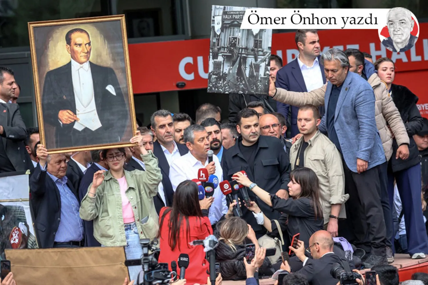 CHP Genel Başkanı Özgür Özel, Ankara'daki parti genel merkezine yapılan polis baskınının ardından açıklama yaparken, 24 Mayıs 2026 (AFP)