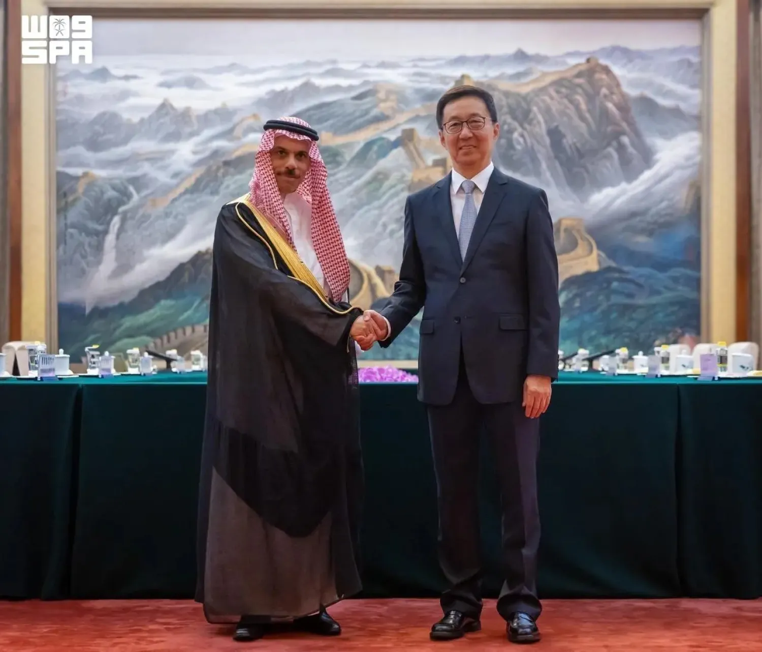 Saudi Minister of Foreign Affairs Prince Faisal bin Farhan bin Abdullah and Chinese Vice President Han Zheng meet in Beijing on Tuesday. (SPA) 