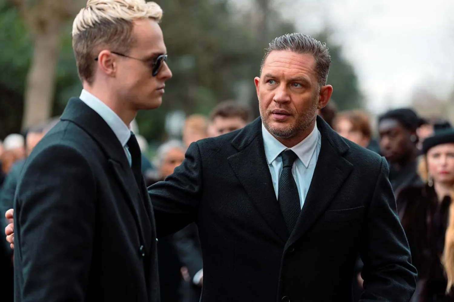 MobLand, Londra'nın acımasız yeraltı suç dünyasında Harrigan ve Stevenson ailelerinin güç savaşını işlerken, Tom Hardy'nin (sağda) canlandırdığı Harry Da Souza karakteri, bu hesaplaşmada kilit bir rol üstleniyor (Paramount+)