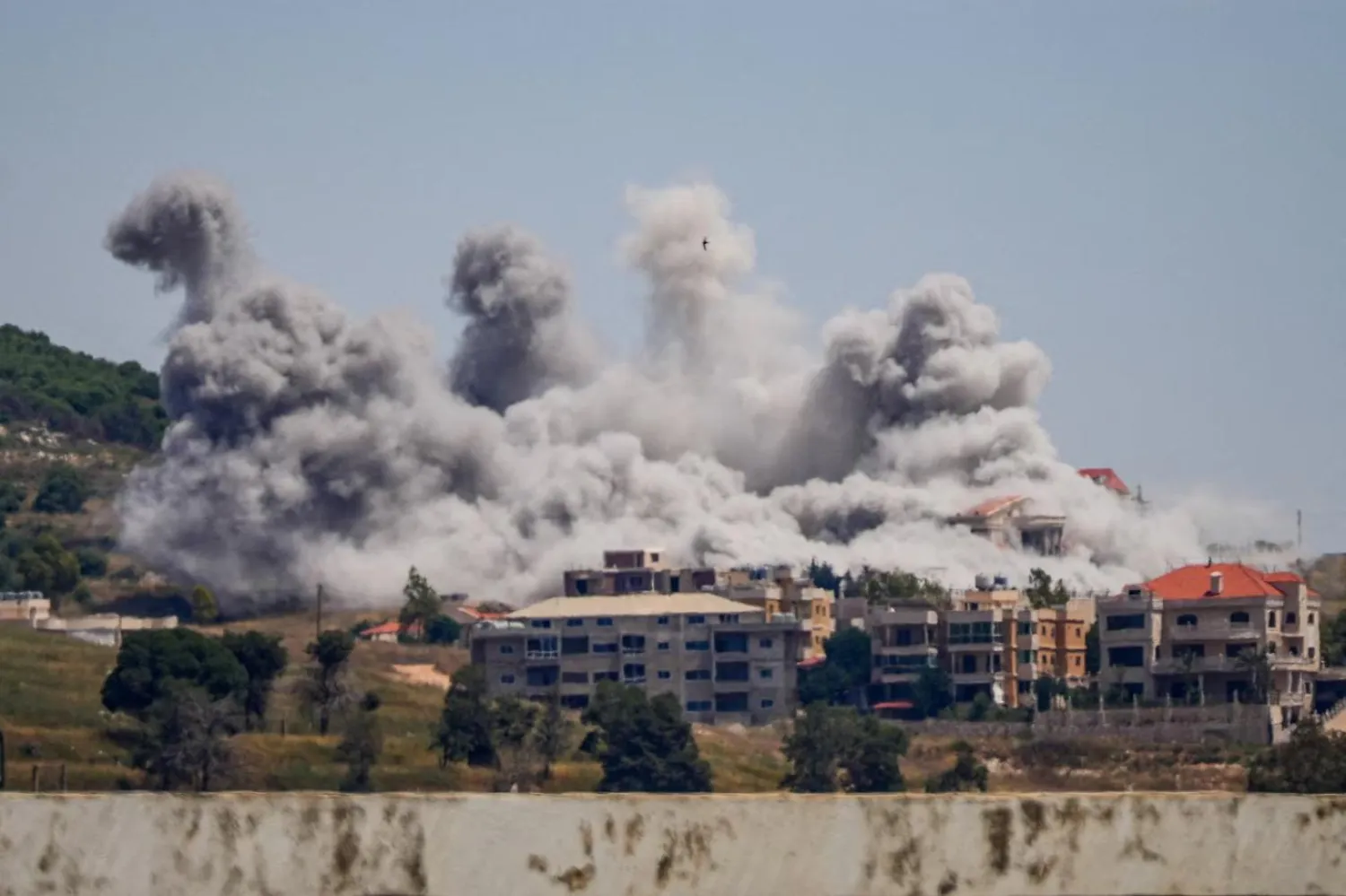 Lübnan Sağlık Bakanlığı'na göre İsrail'in 2 Mart'tan bu yana düzenlediği saldırılarda hayatını kaybedenlerin sayısı 4 bin 300'e yaklaştı (Reuters)