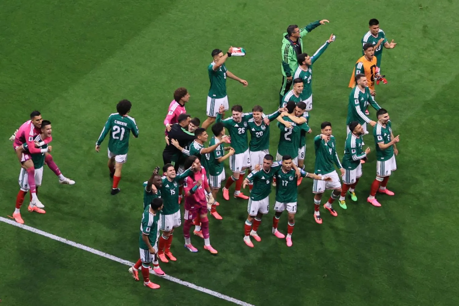 Meksikalı futbolcular galibiyeti kutluyor (Reuters)