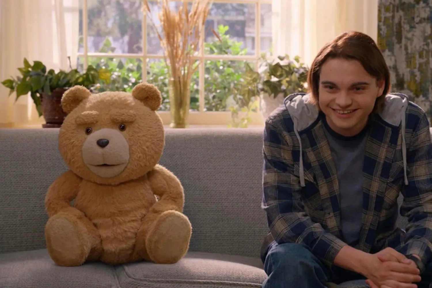 Ted, bir çocukluk dileğiyle canlanan ağzı bozuk peluş ayı Ted ve en yakın arkadaşı John Bennett'in maceralarını konu alıyor (Netflix)