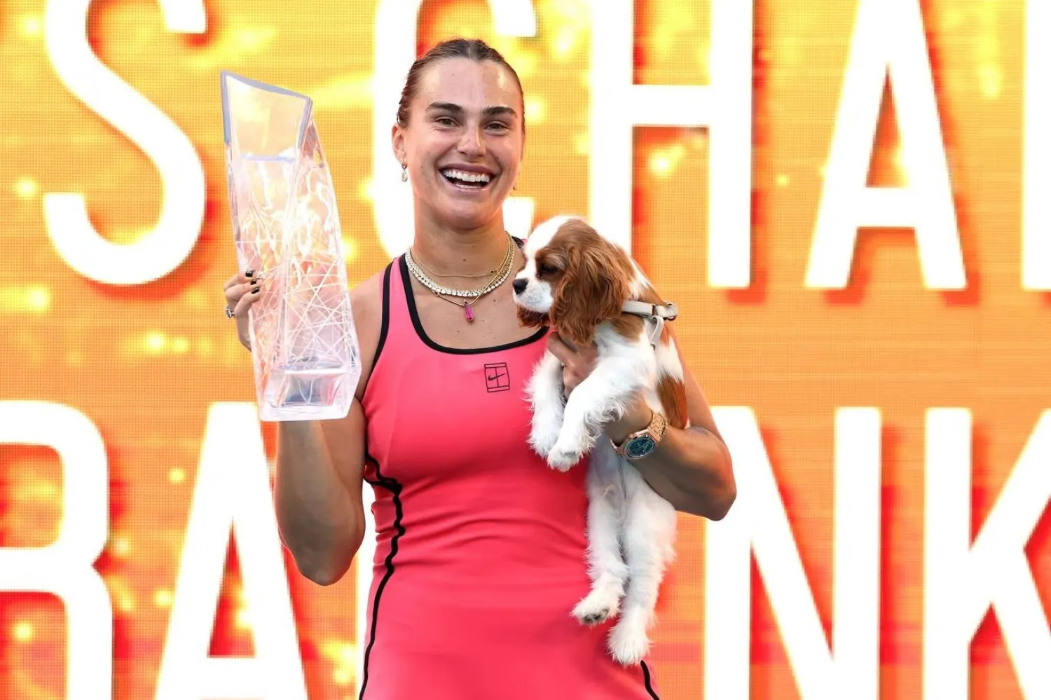 Aryna Sabalenka, Miami Open şampiyonluğunu köpeği Ash'le kutladı (AFP)