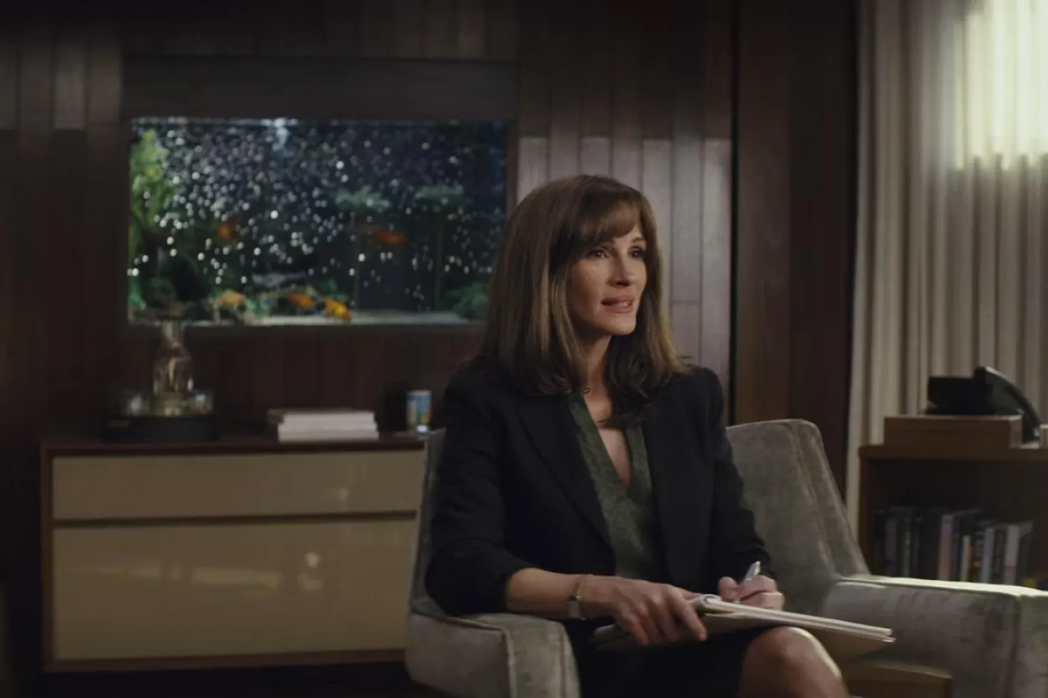 58 yaşındaki Julia Roberts, Prime Video'nun psikolojik gerilim dizisi Homecoming'de travma geçiren askerleri sivil hayata döndürmek için gizli bir devlet tesisinde çalışan idealist psikolog Heidi Bergman rolündeydi (Amazon Prime Video)