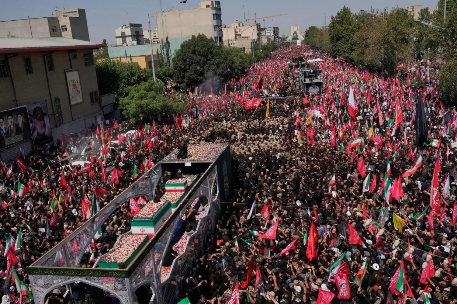 Tahran'daki törene milyonlarca kişi katıldı (AP)