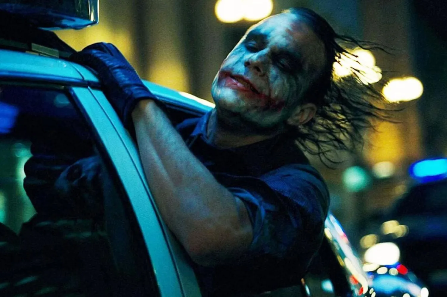 Heath Ledger, 2008 yapımı Kara Şövalye'de canlandırdığı Joker'in psikolojisine girebilmek için Londra'da bir otel odasında inzivaya çekilmiş, çizgi romanlar okumuş ve Otomatik Portakal gibi filmlerden ilham almıştı (Warner Bros. Pictures)