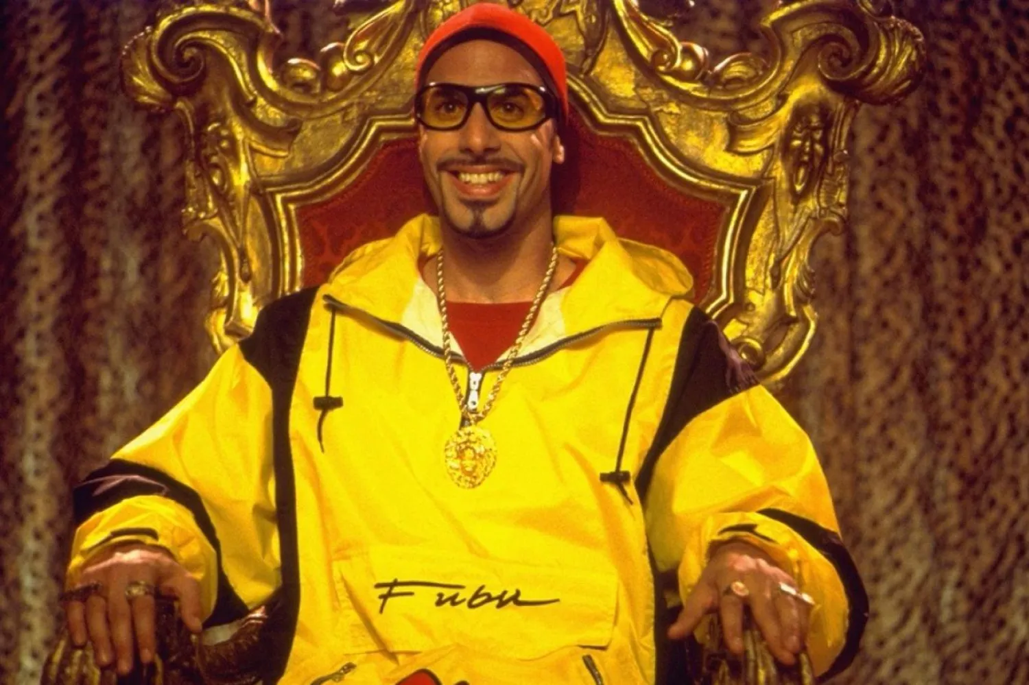 Ali G Baş Belası, istemeden de olsa siyasete giren ve çeşitli devlet skandallarının ortasında absürt bir maceraya atılan hip-hop hayranı, işsiz ve saf Ali G'nin hikayesini anlatıyordu (Universal Pictures)