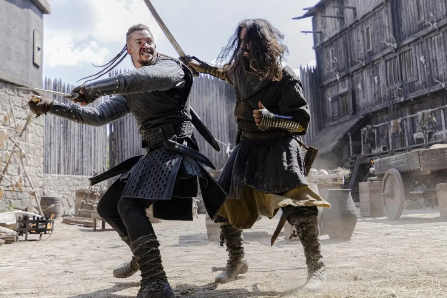 The Last Kingdom'da 43 yaşındaki Alman aktör Alexander Dreymon (solda), Sakson olarak doğup Vikingler tarafından yetiştirilen Uhtred rolünde (Netflix)