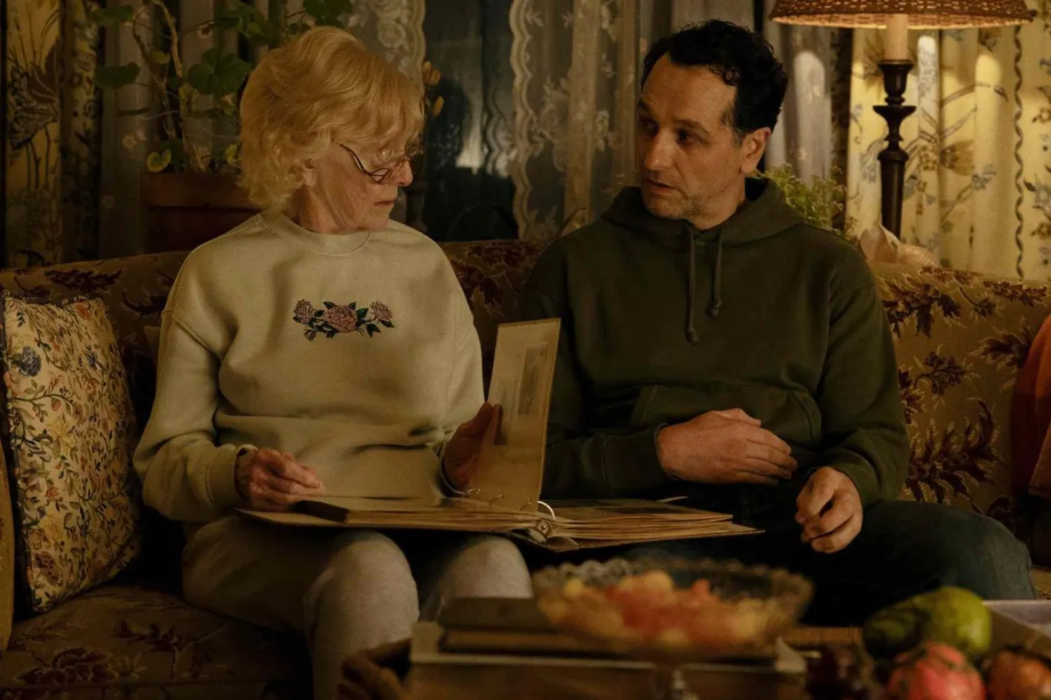 Widow's Bay'de oğluyla yeni bir hayat kurmaya çalışan dul Belediye Başkanı Tom Loftis rolündeki Matthew Rhys (sağda), bu yıl iki Emmy ödülüne birden aday gösterildi (Apple TV)