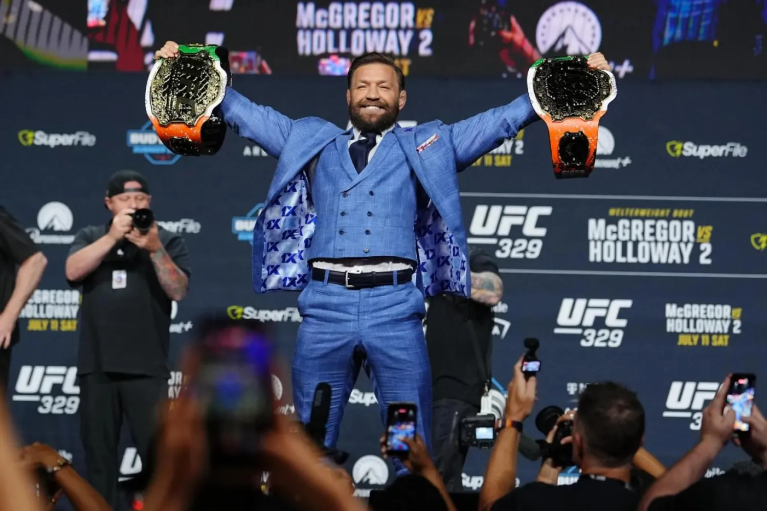 McGregor, UFC tarihinin ilk çifte şampiyonu (Zuffa LLC)