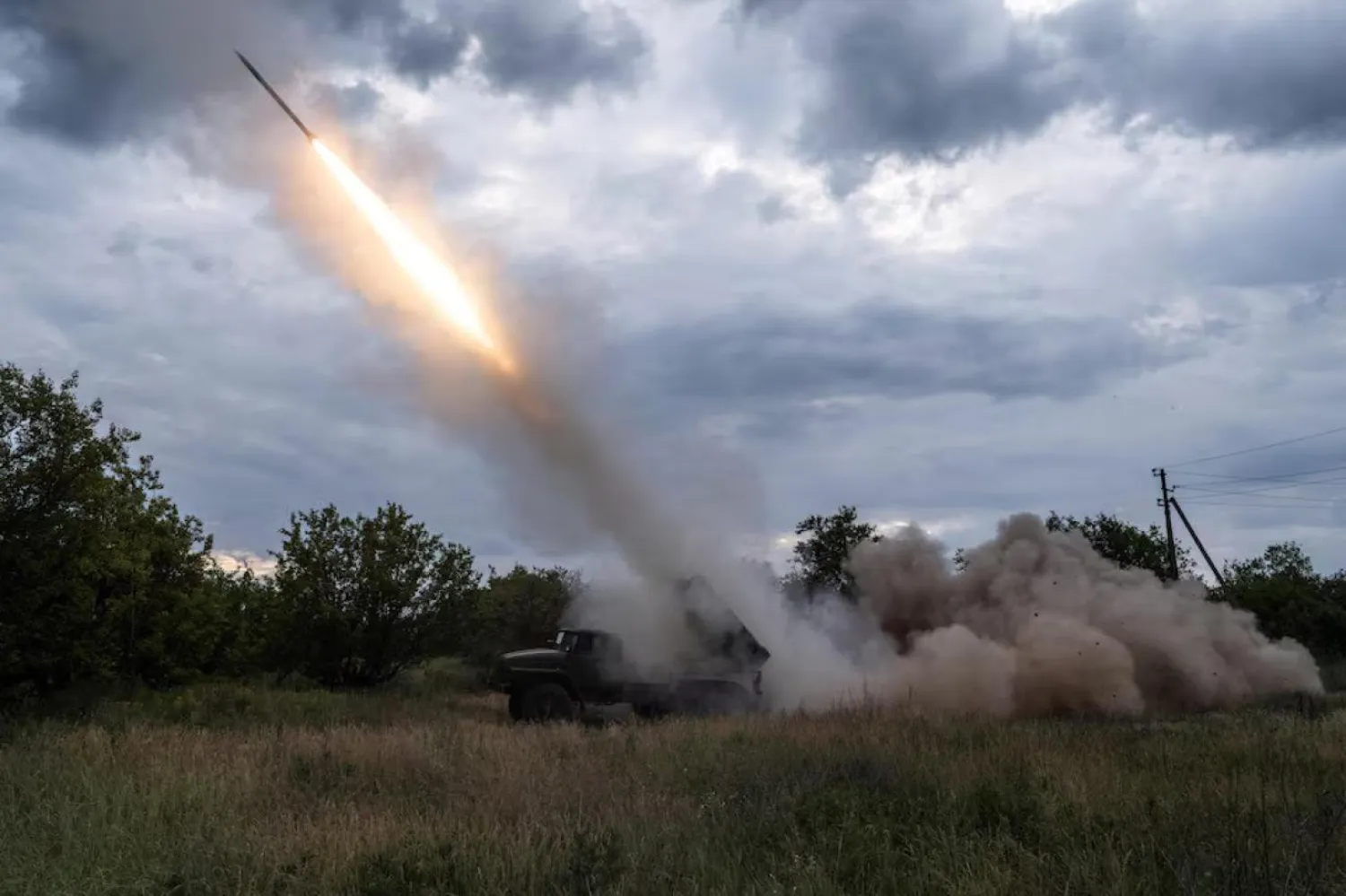 Ukrayna, Rusya'nın ele geçirdiğini duyurduğu stratejik Kostantinovka kentindeki mevzilere füze atışı yapıyor (Reuters)