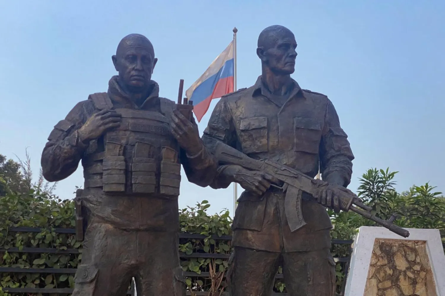 Orta Afrika Cumhuriyeti'nin Bangui kentinde, Wagner'in kurucusu Yevgeni Prigojin ve sağ kolu Dmitri Utkin'in heykeli dikilmişti (AFP)