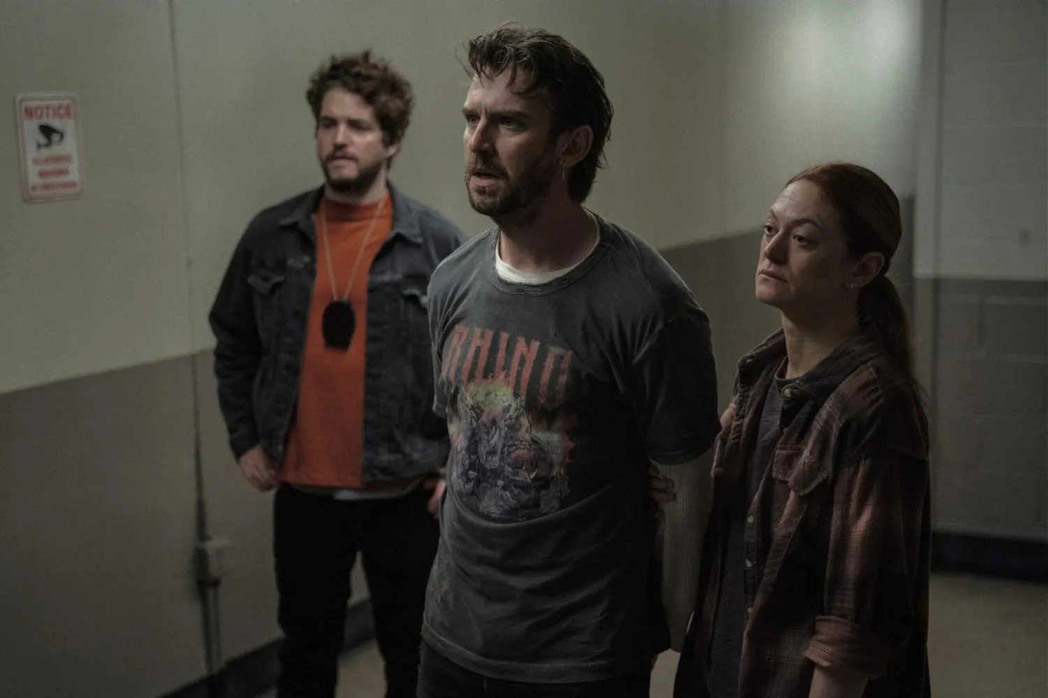 43 yaşındaki Dan Stevens (ortada), The Terror: Devil in Silver'da eski bir rock grubu üyesi olan sert mizaçlı nakliyeci Pepper rolünde (AMC)