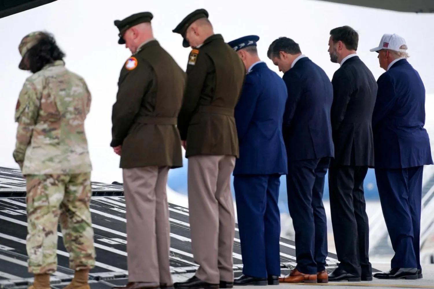 Ölen askerler için düzenlenen törende golf şapkası takan Trump bu tercihiyle tepki toplamıştı (Reuters)