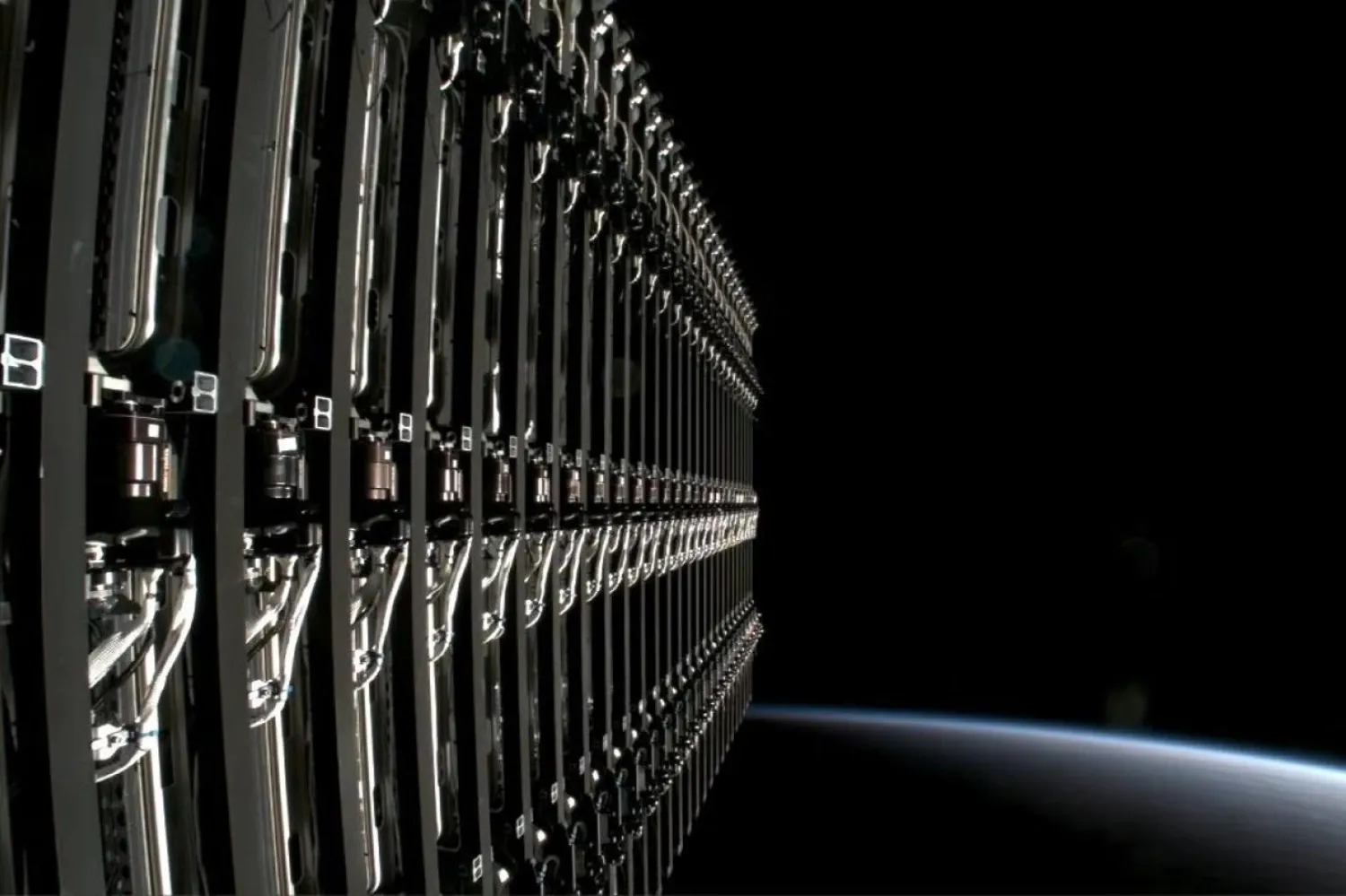 SpaceX'in Starmind girişimi, uzayda yapay zeka veri merkezleri olarak işlev görecek 100 bin uyduyu yörüngeye yerleştirmeyi öngörüyor (SpaceX)