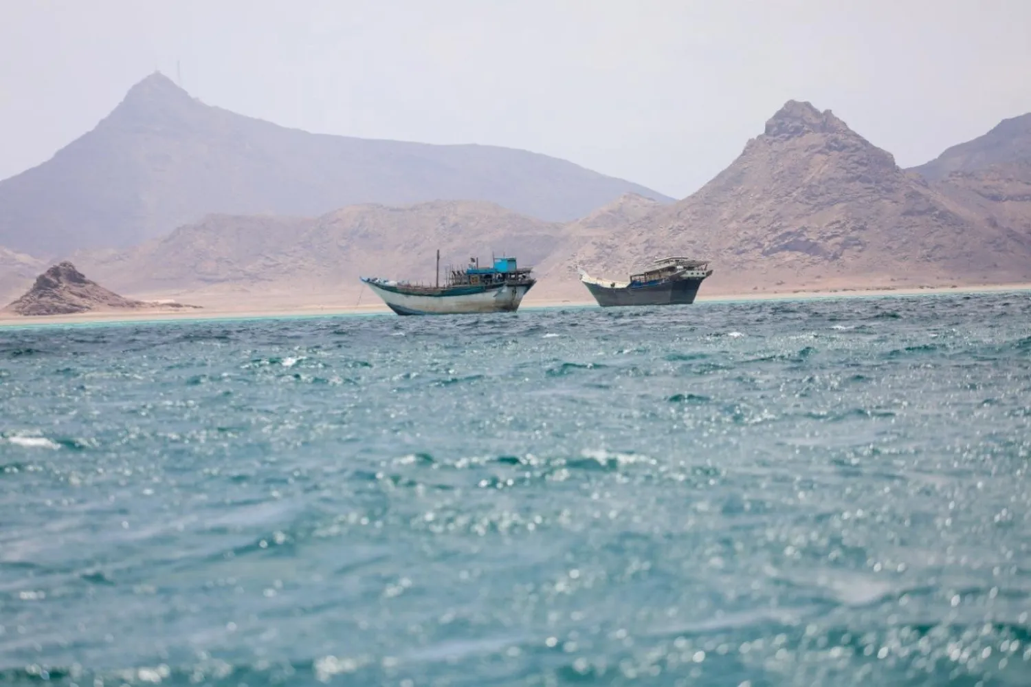 Yemen'deki Husi milisleri, Gazze savaşı nedeniyle Babülmendep'teki ticari gemileri hedef almıştı (Reuters)