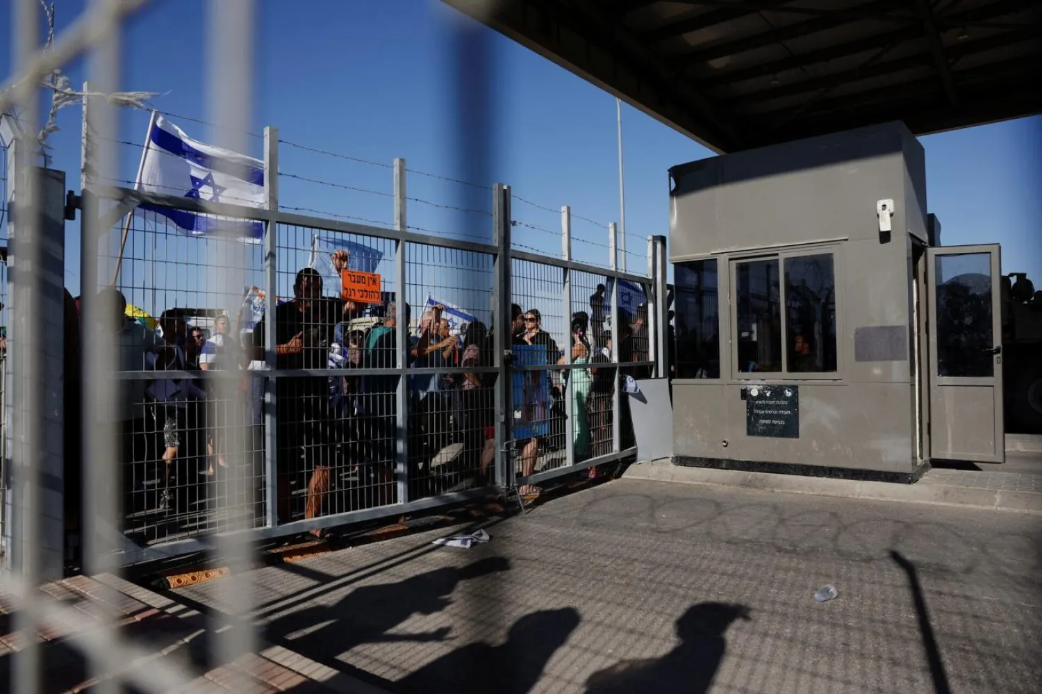 İsrail'deki Sde Teiman Hapishanesi'nde Filistinli mahkumlara işkence edildiği haberleri üzerine cezaevi önünde 2024'te protestolar düzenlenmişti (Reuters)