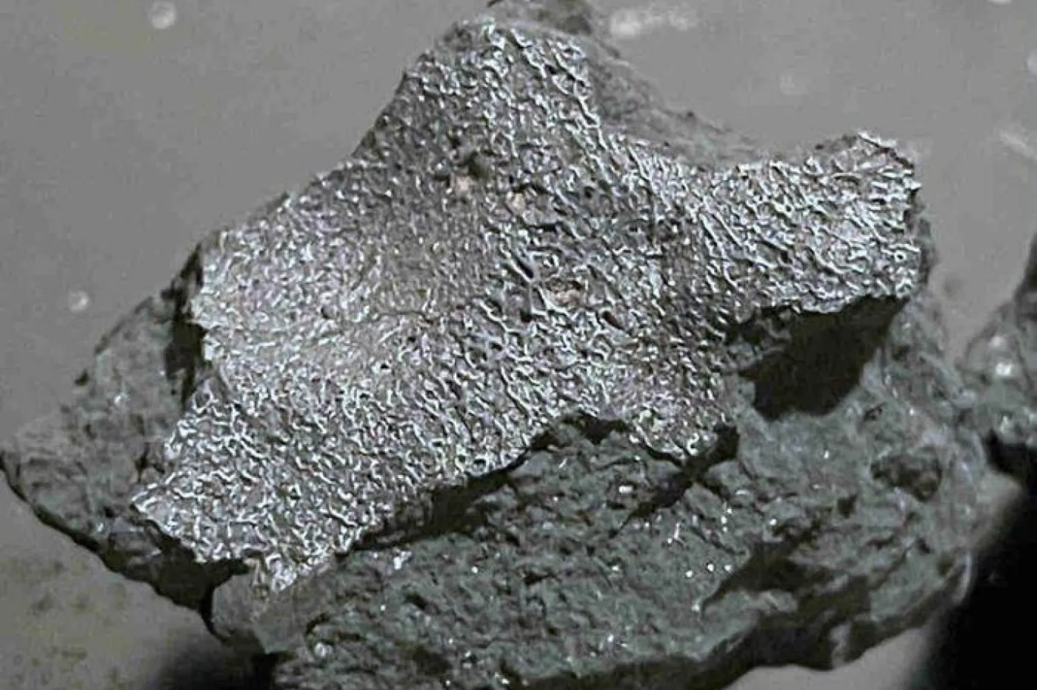 Çarpışma sırasında parçalanan Hillsborough meteoritinin bir parçasının üzerinde, Dünya atmosferinden yüksek hızda geçerken oluşan erime kabuğu görülüyor (SETI Enstitüsü)